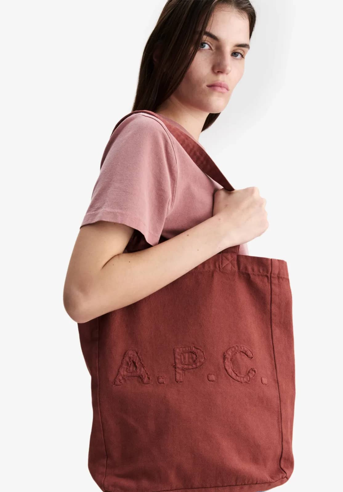 A.P.C. kırmızı tote çanta, arkadan görünüm