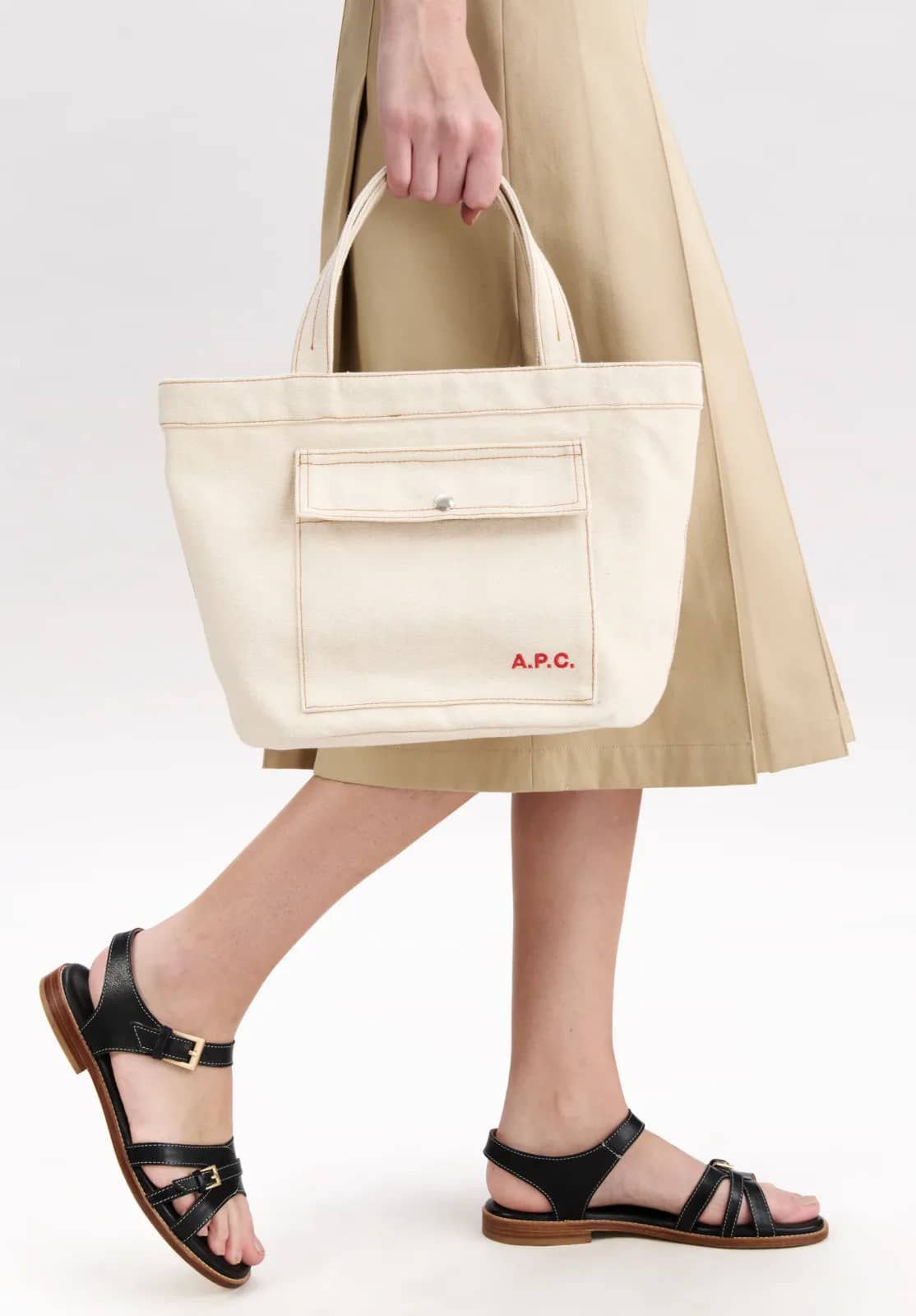 A.P.C. beyaz tote çanta, arkadan görünüm