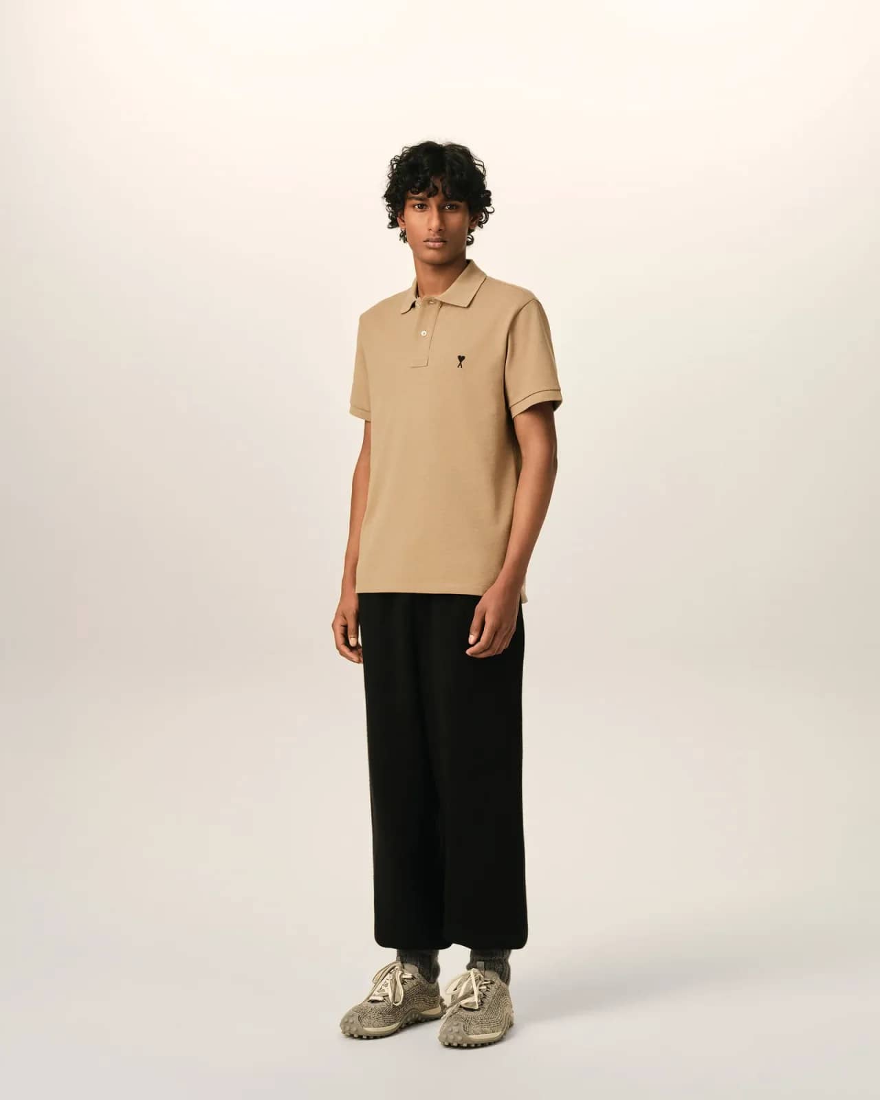 Ami Paris bej pamuk polo yaka t-shirt, detay görünüm