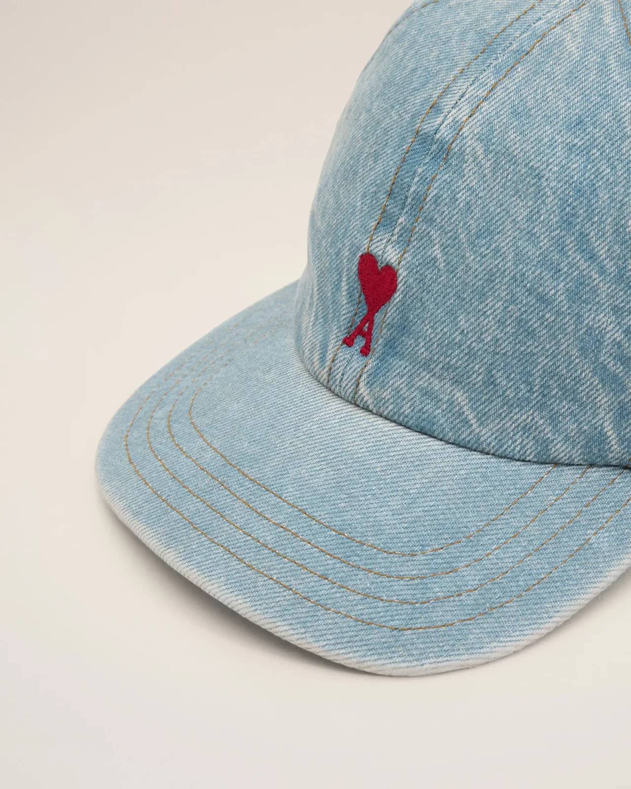 Ami Paris mavi denim şapka, detay görünüm