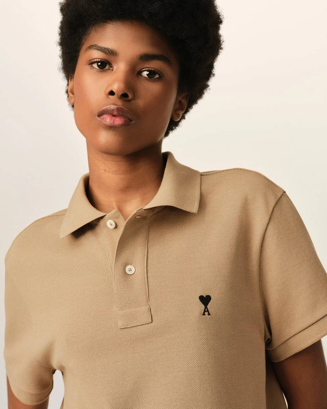 Ami Paris bej pamuk polo yaka t-shirt, detay görünüm