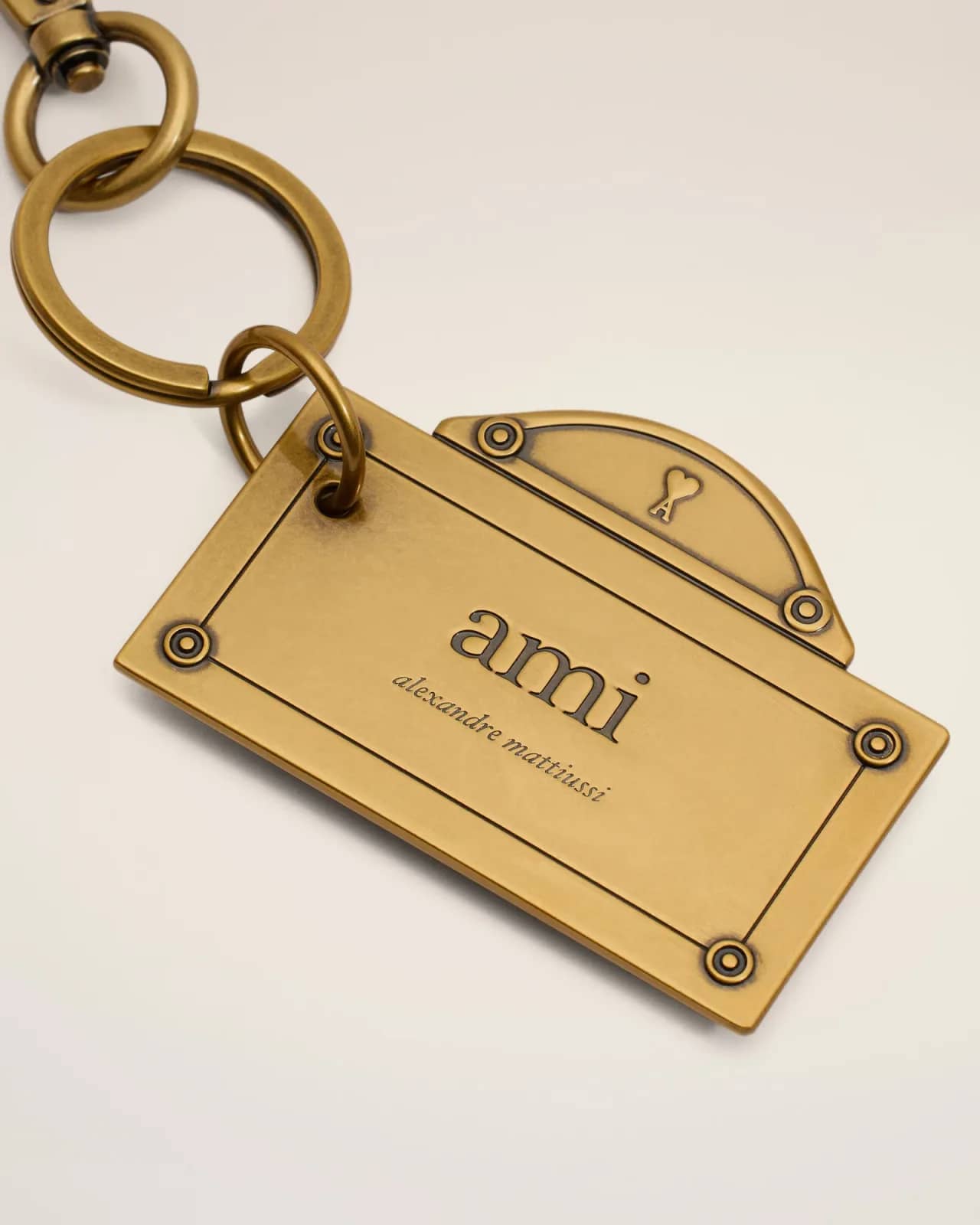 Ami Paris altın anahtarlık, detay görünüm
