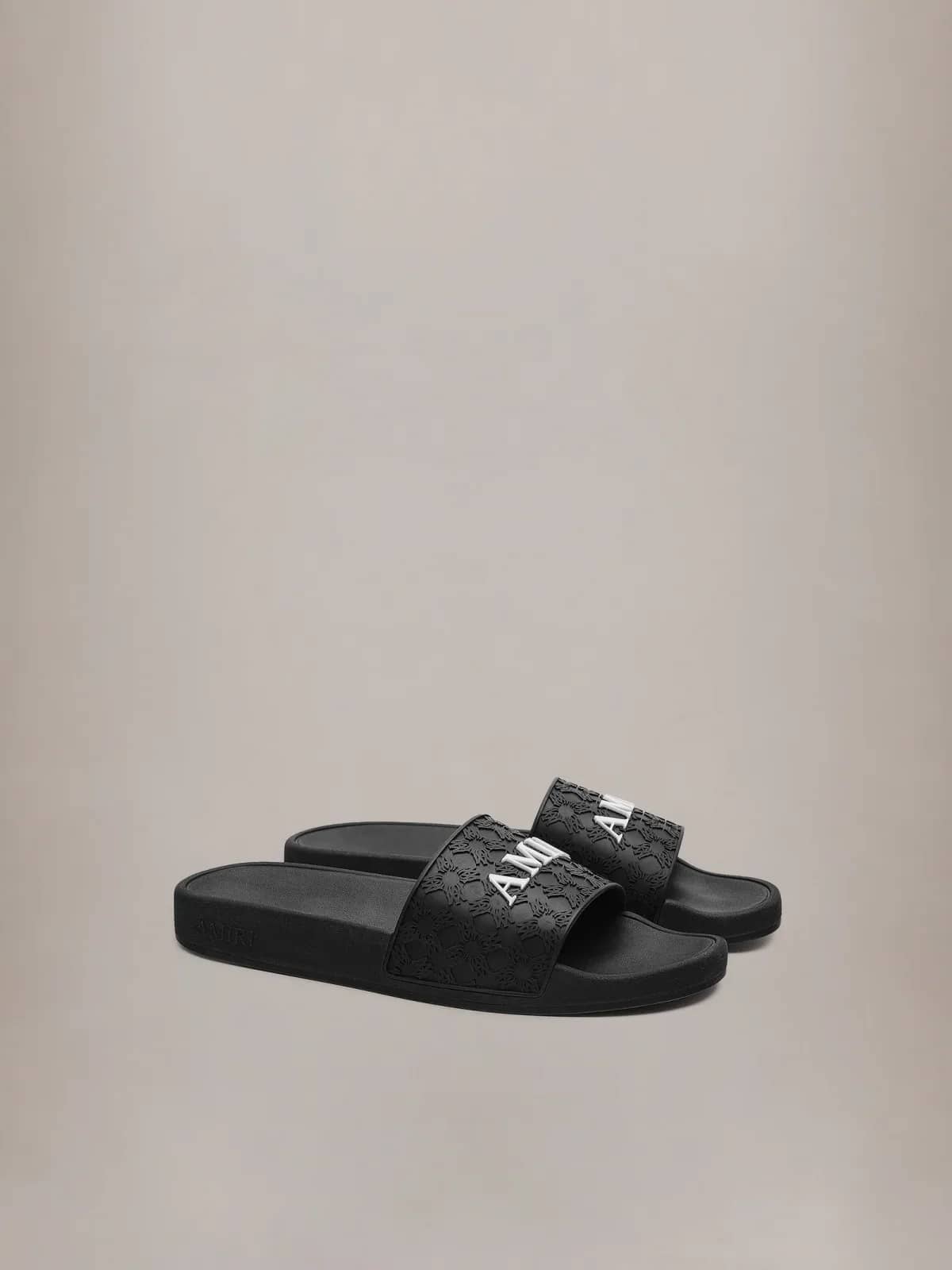 Amiri siyah sandalet, önden çapraz görünüm