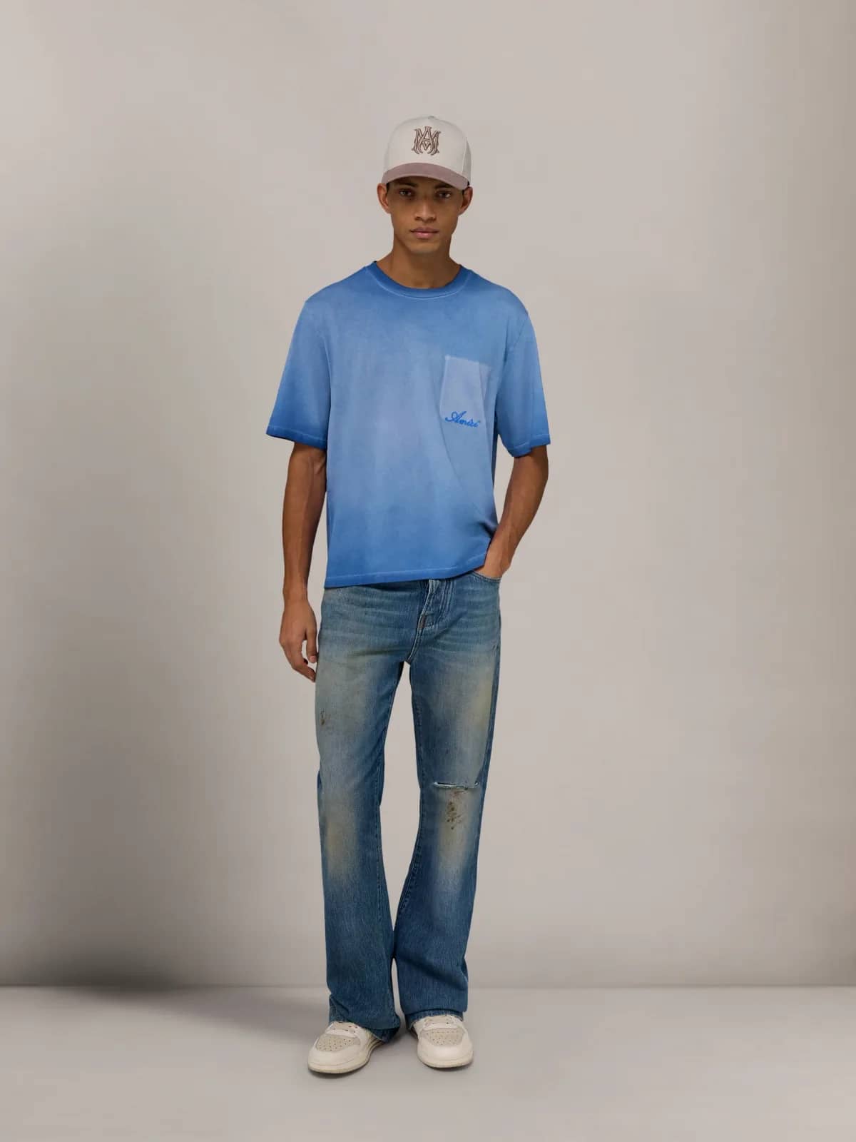 Amiri mavi t-shirt, arkadan görünüm