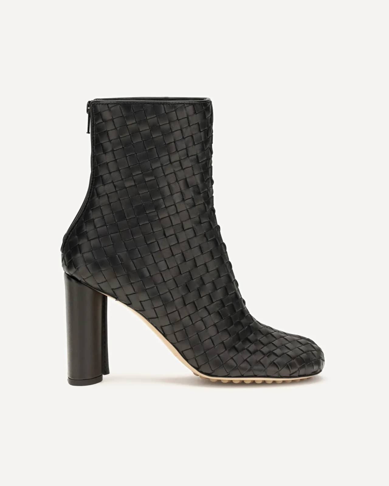Bottega Veneta siyah Cherry Intrecciato deri bot, arkadan çapraz görünüm