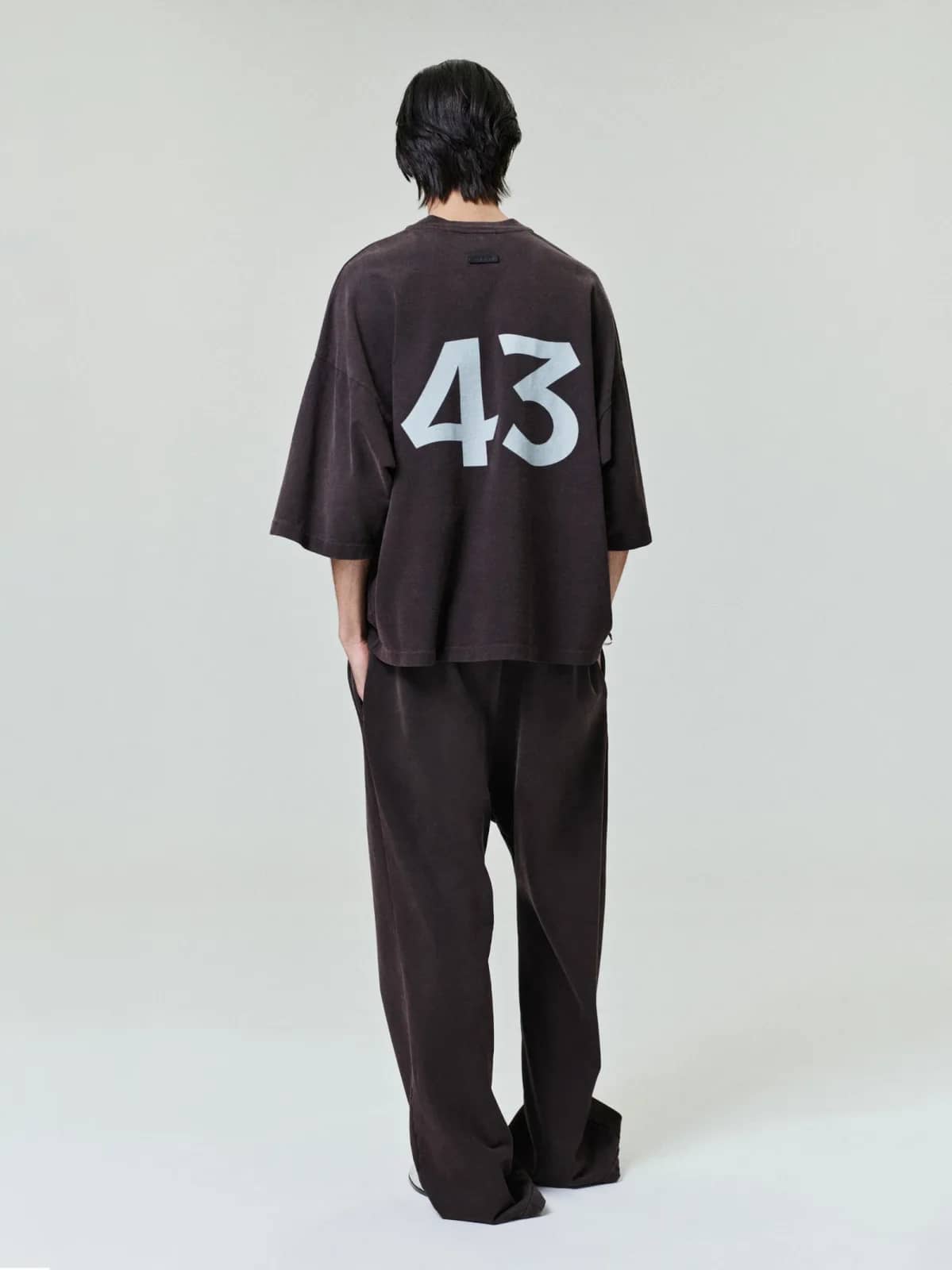 Fear of God kahverengi t-shirt, arkadan görünüm