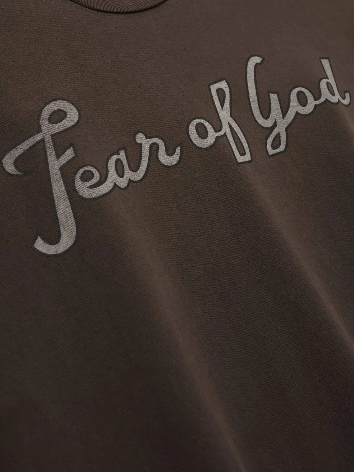 Fear of God kahverengi t-shirt, detay görünüm