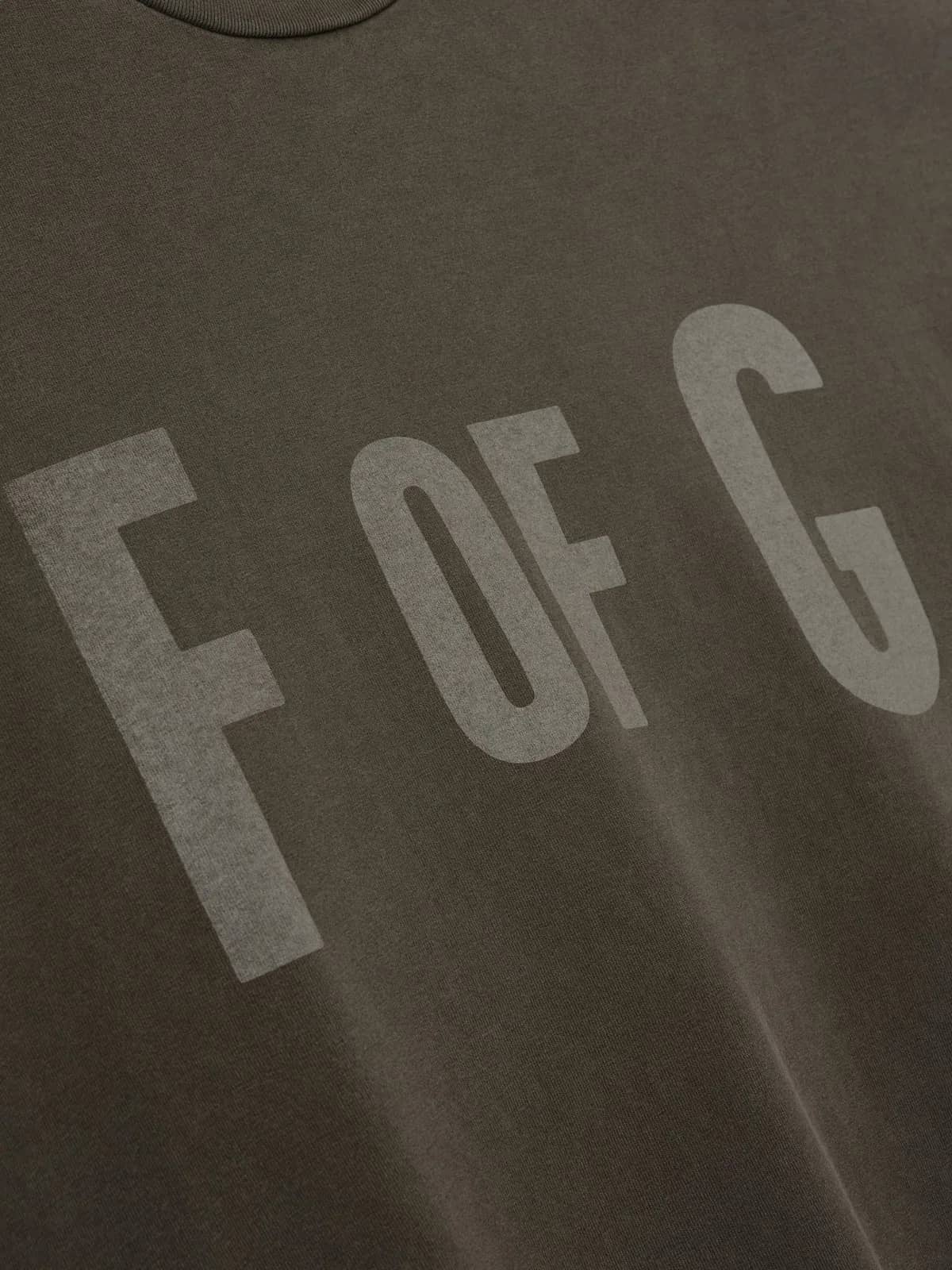 Fear of God kahverengi t-shirt, detay görünüm