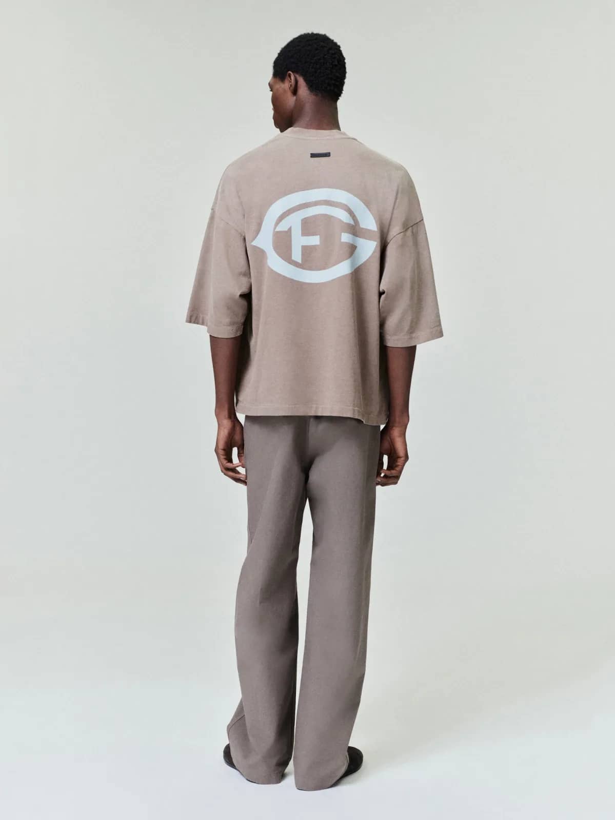 Fear of God bej t-shirt, arkadan görünüm