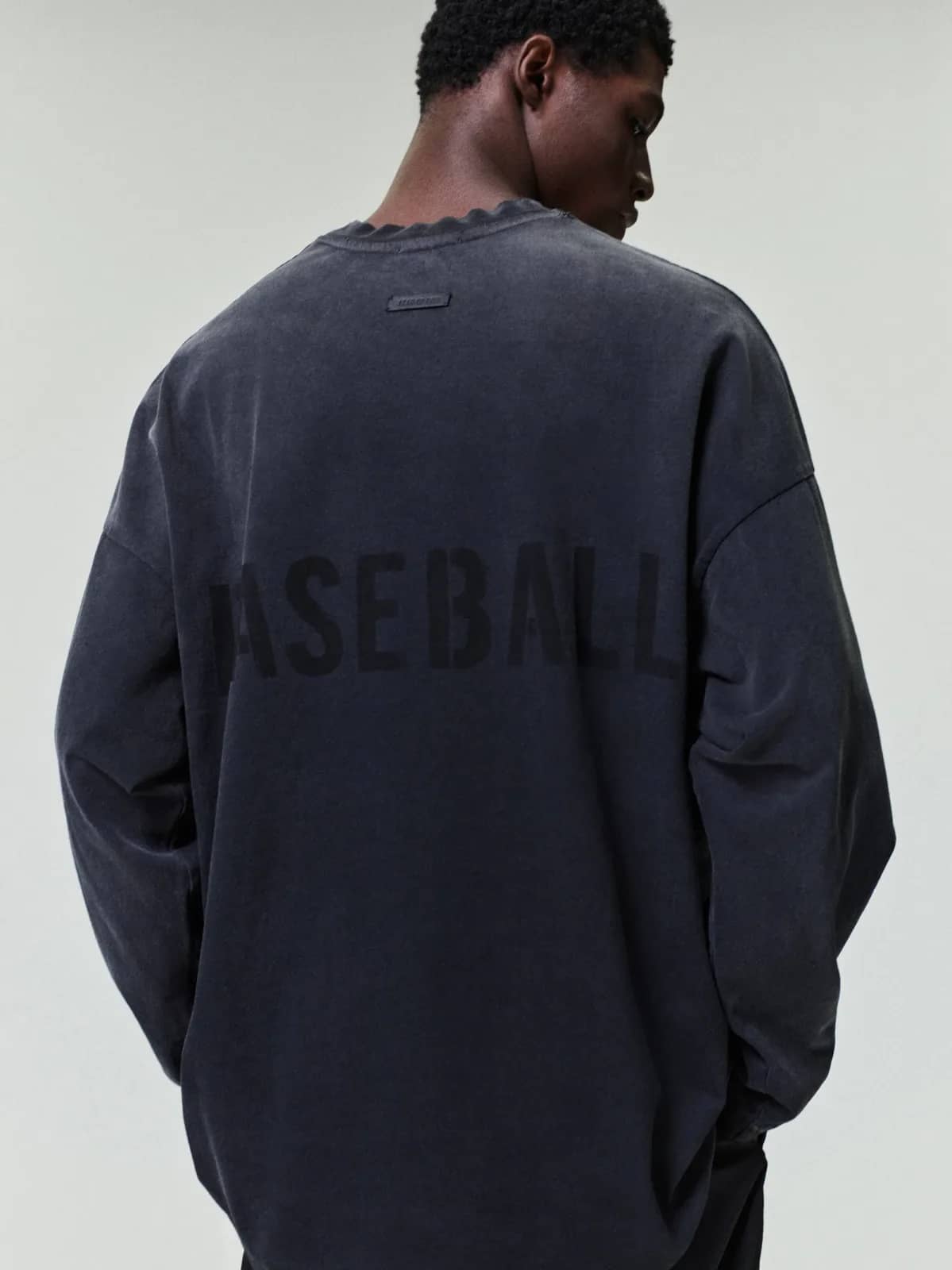 Fear of God siyah t-shirt, arkadan görünüm