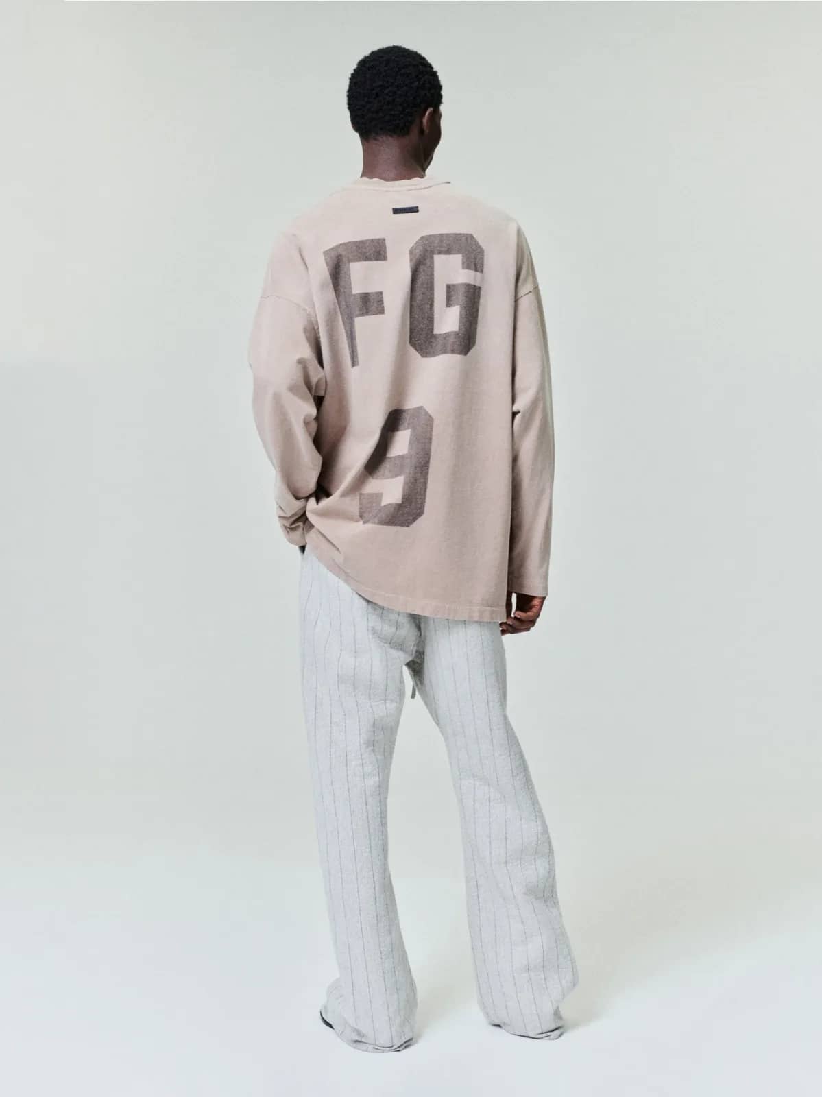 Fear of God bej t-shirt, arkadan görünüm