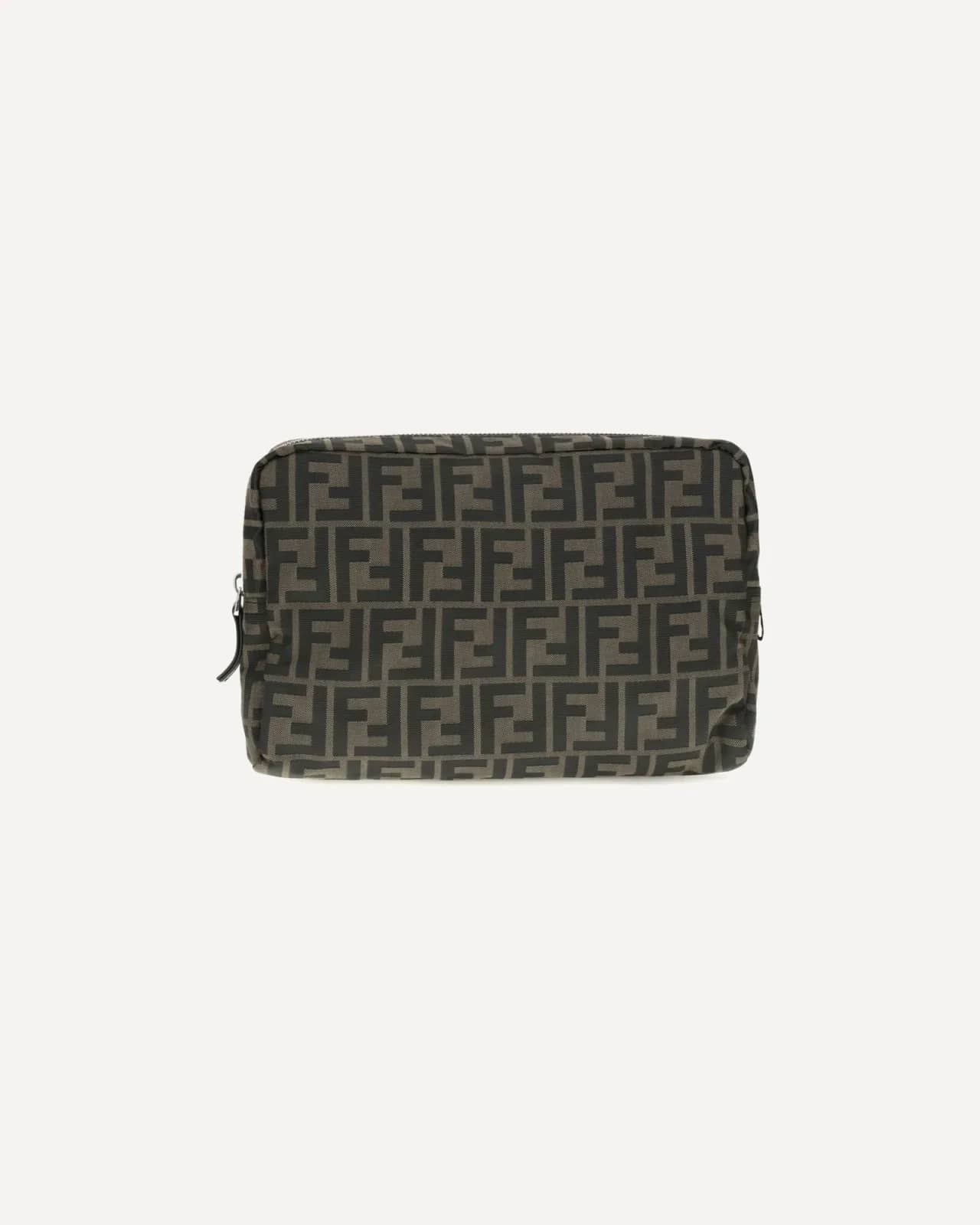 Fendi kahverengi Orta Boy Superlight FF Zucca kumaş makyaj çantası, detay görünüm