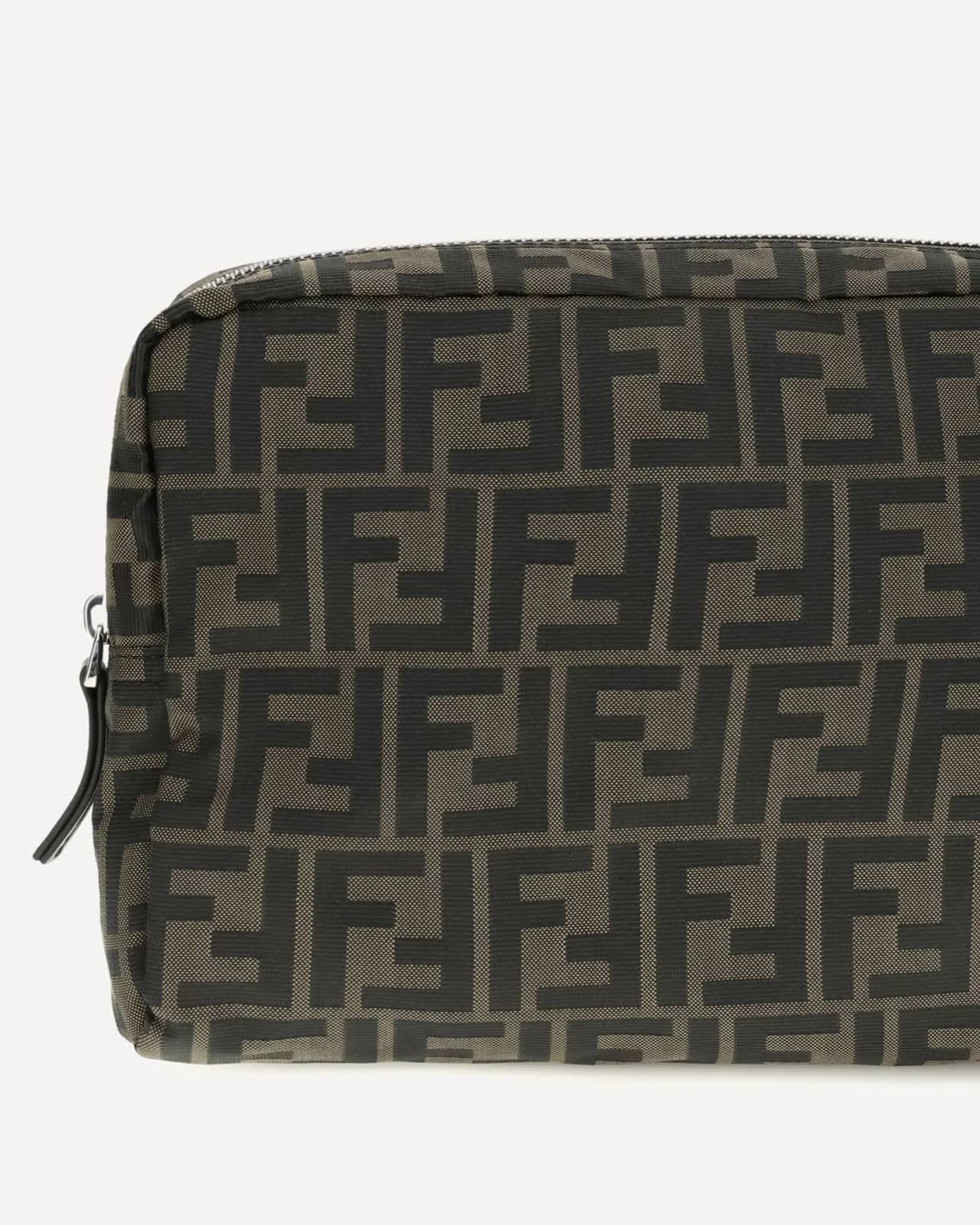 Fendi kahverengi Orta Boy Superlight FF Zucca kumaş makyaj çantası, detay görünüm