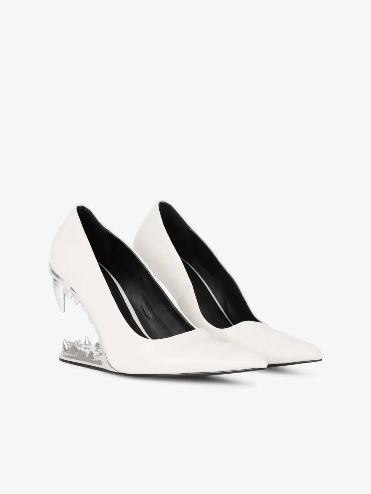 GCDS beyaz stiletto, arkadan çapraz görünüm