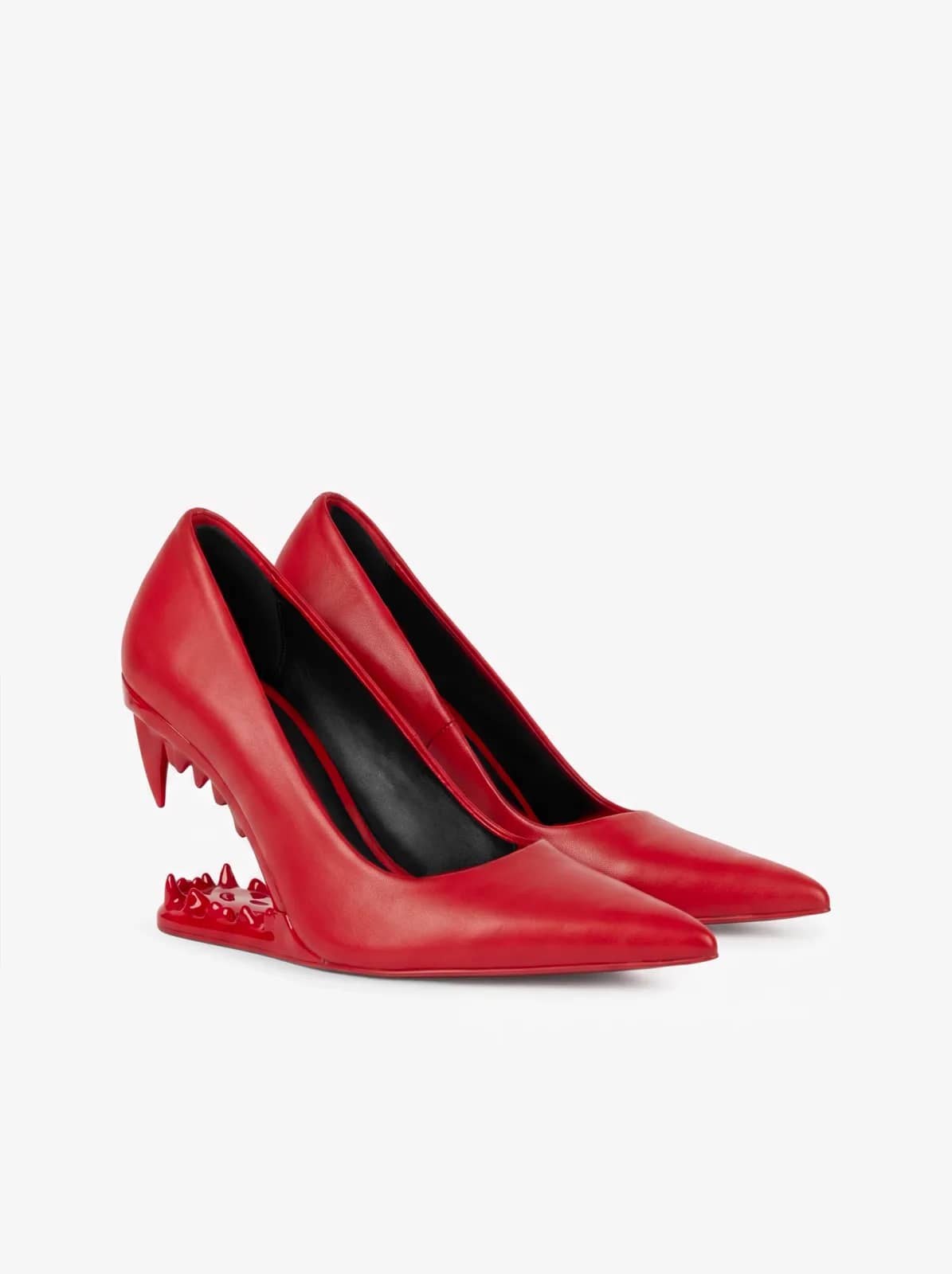 GCDS kırmızı stiletto, önden çapraz görünüm