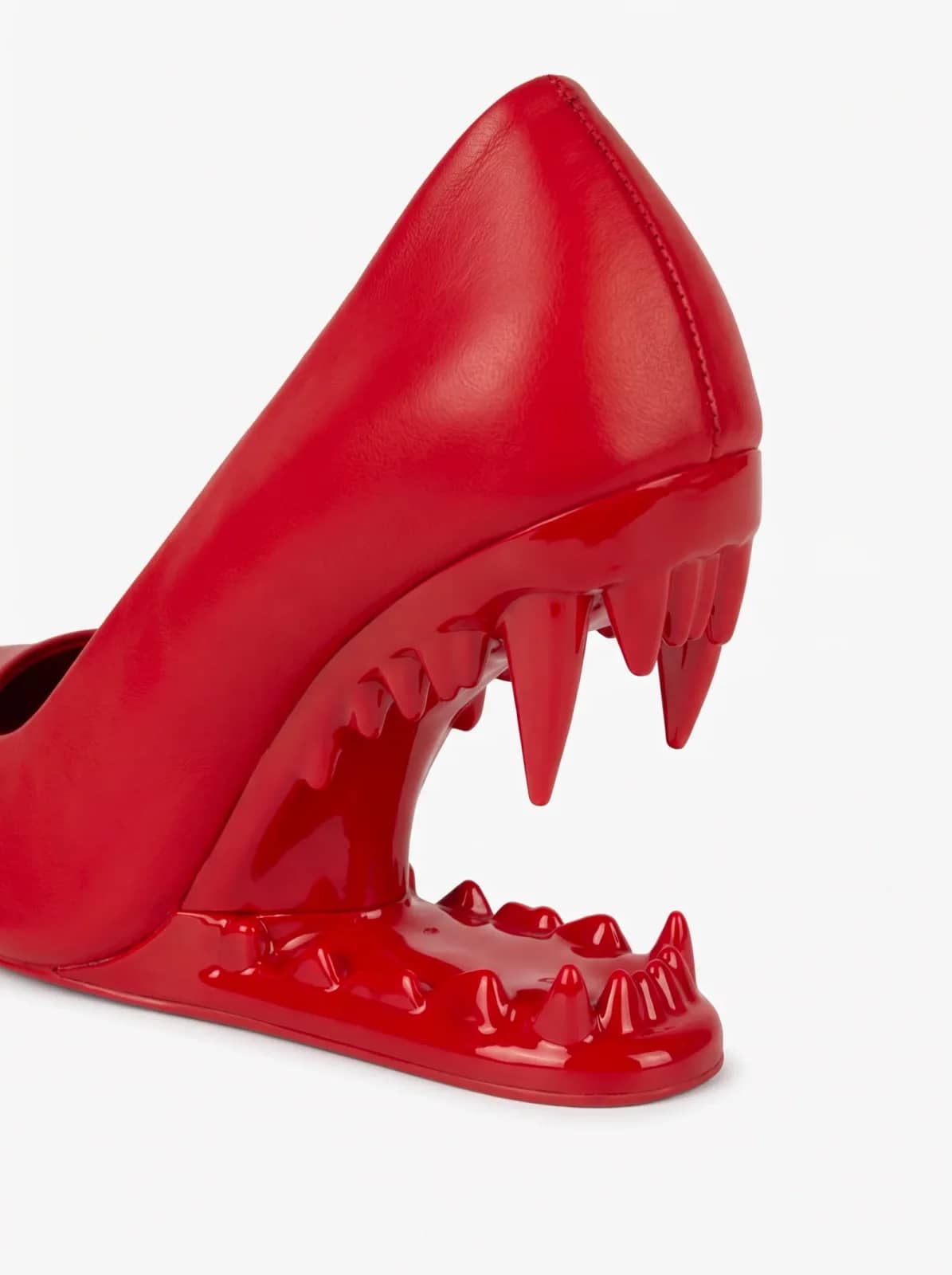 GCDS kırmızı stiletto, arkadan çapraz görünüm