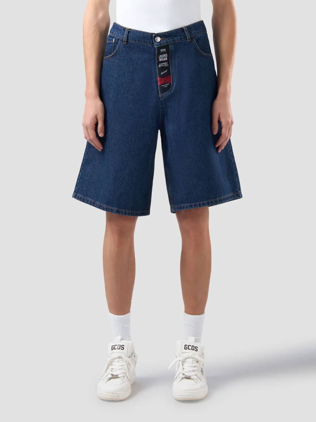 GCDS gri denim şort, detay görünüm