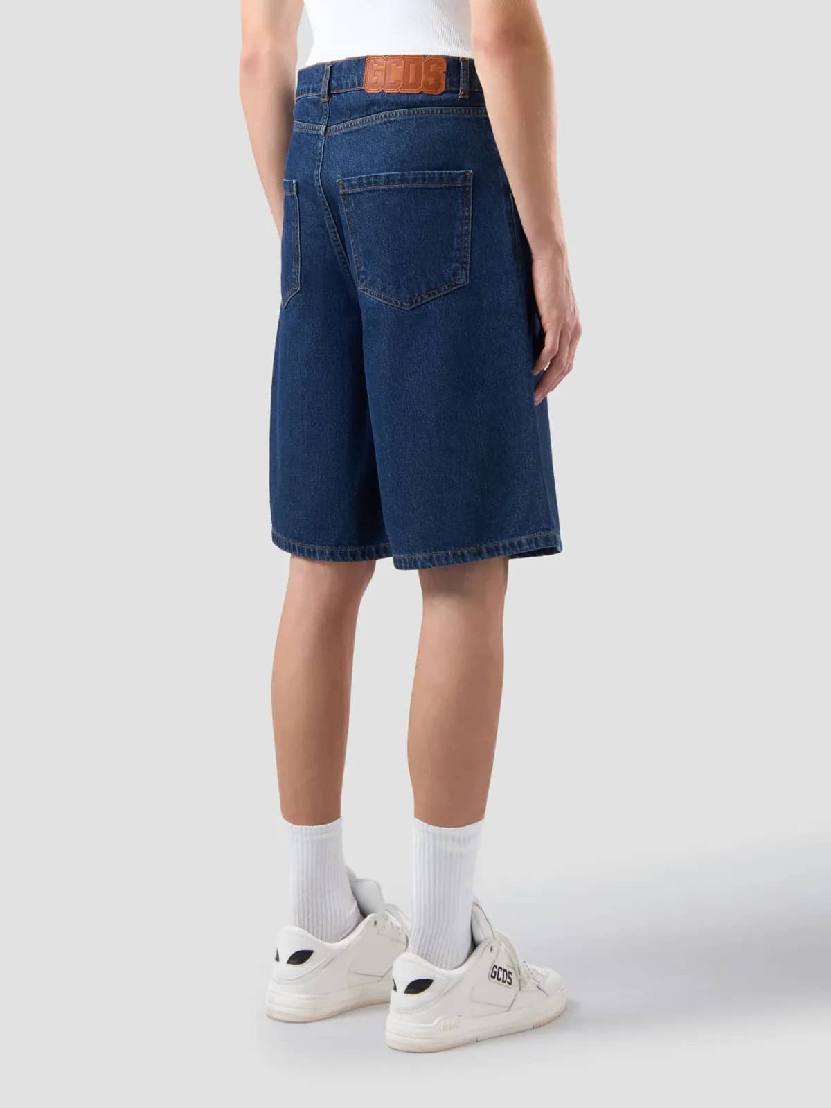 GCDS gri denim şort, detay görünüm