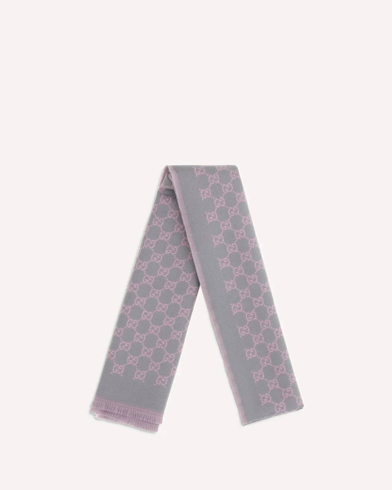 Gucci gri Miss Stenny GG Monogram yün atkı, detay görünüm