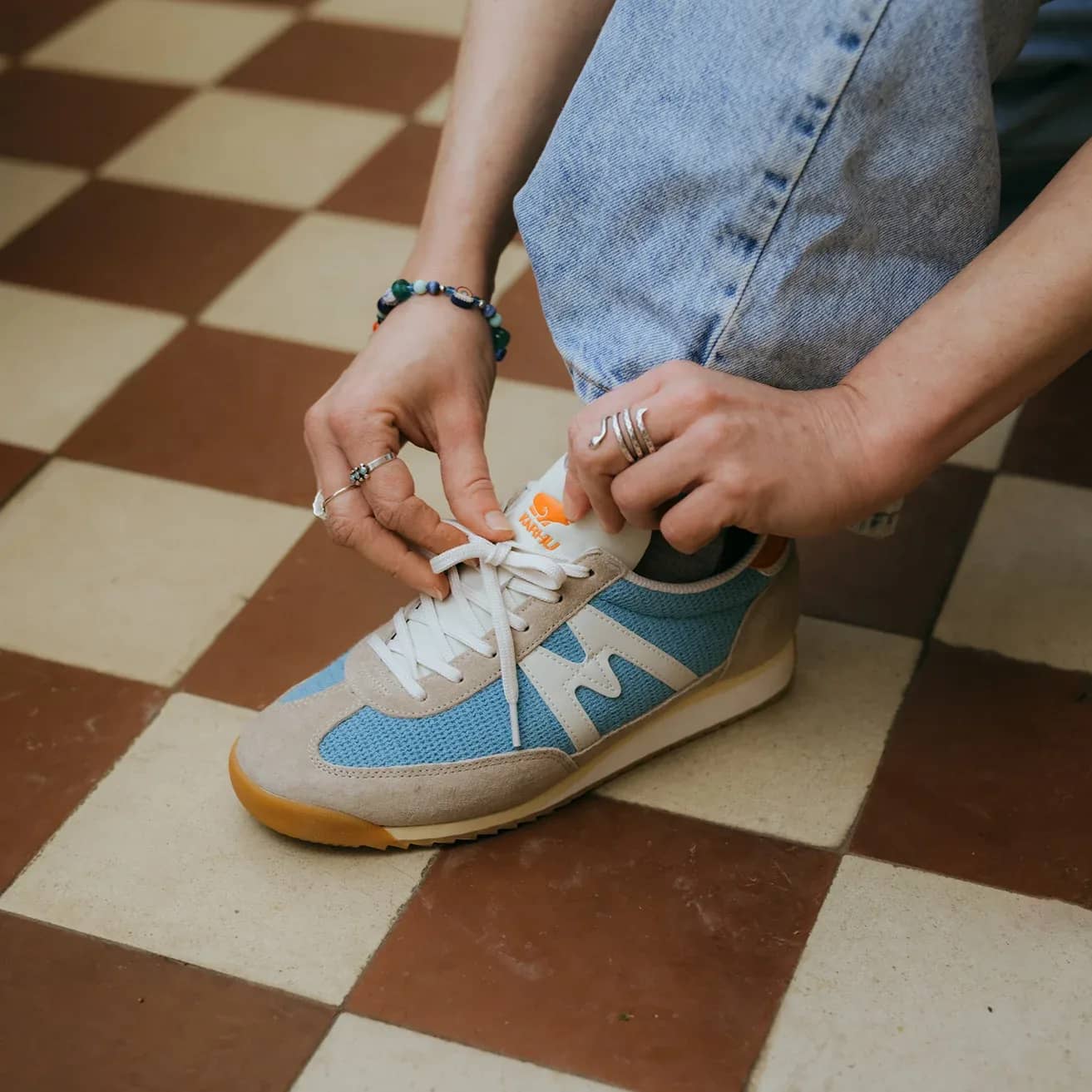 Karhu gümüş Mestari 76 sneaker, önden çapraz görünüm