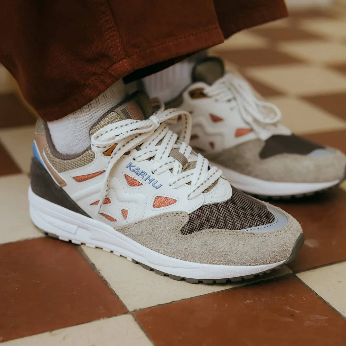 Karhu gri Legacy 96 sneaker, önden çapraz görünüm