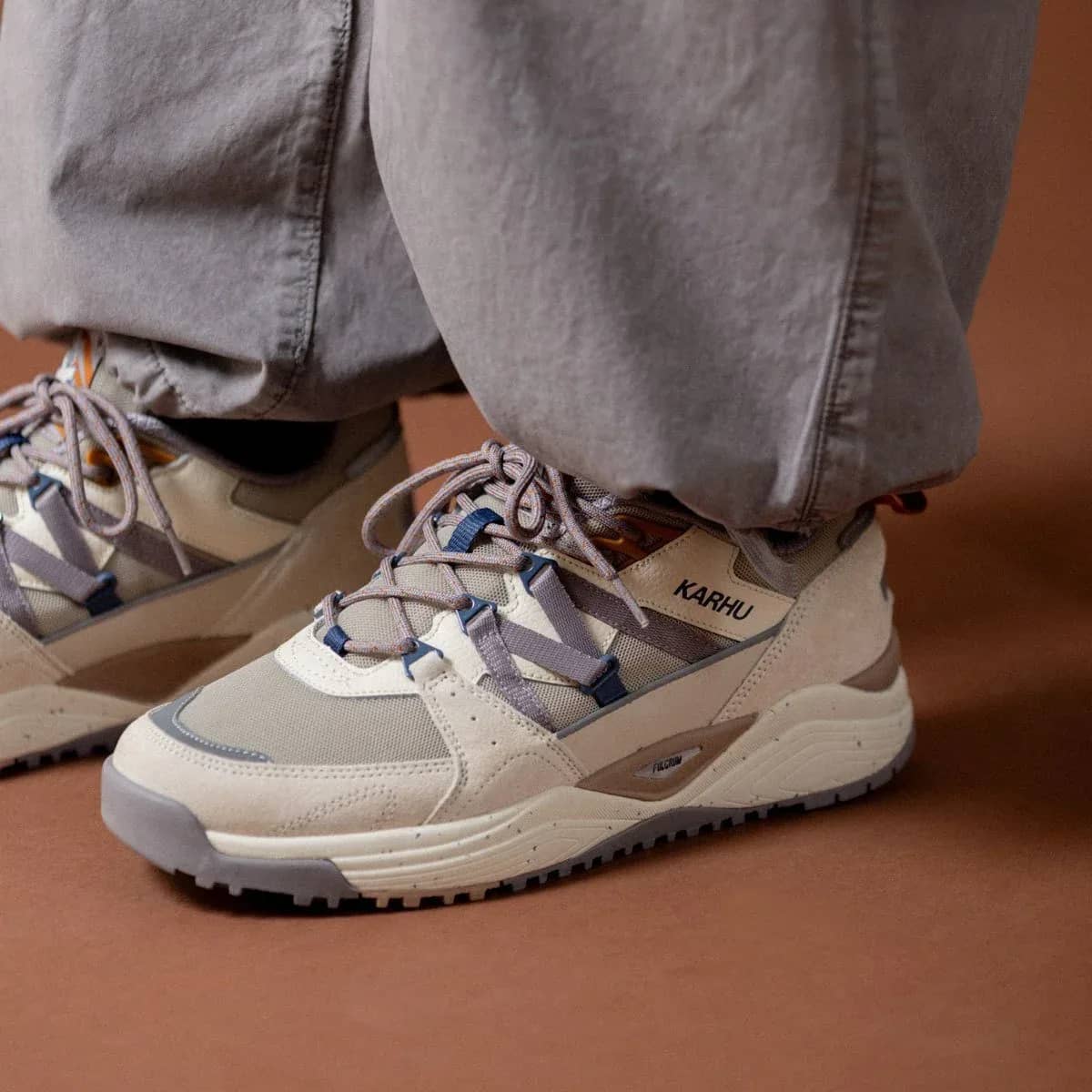 Karhu gümüş Fusion XC sneaker, önden çapraz görünüm