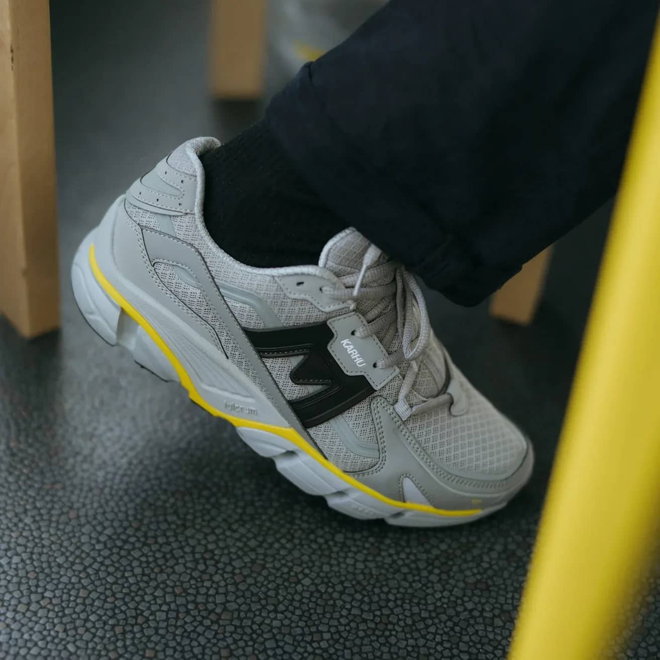 Karhu gri Super Fulcrum sneaker, önden çapraz görünüm
