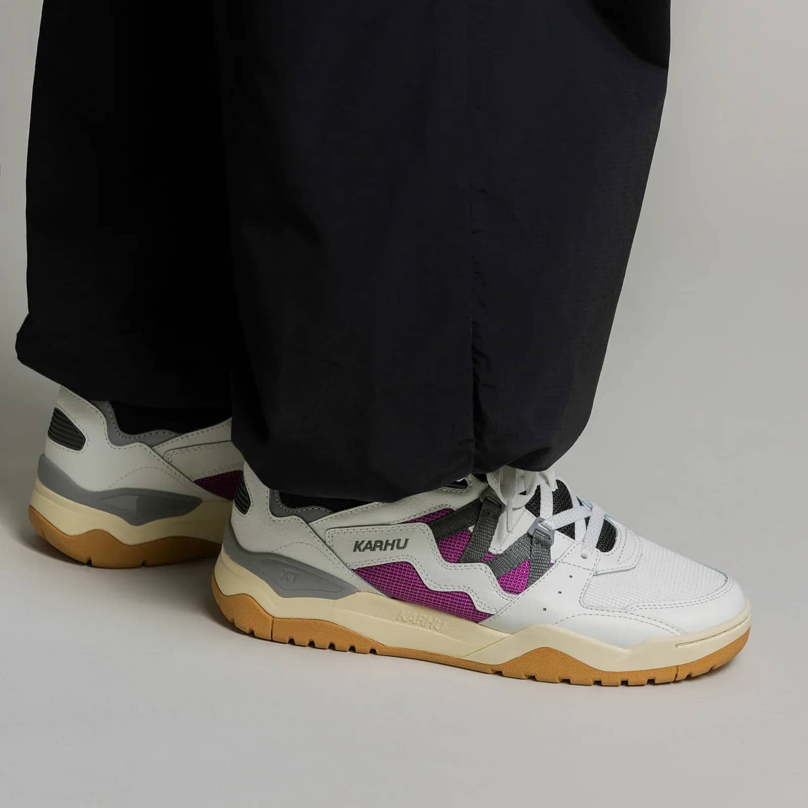 Karhu beyaz Fusion XT sneaker, önden çapraz görünüm