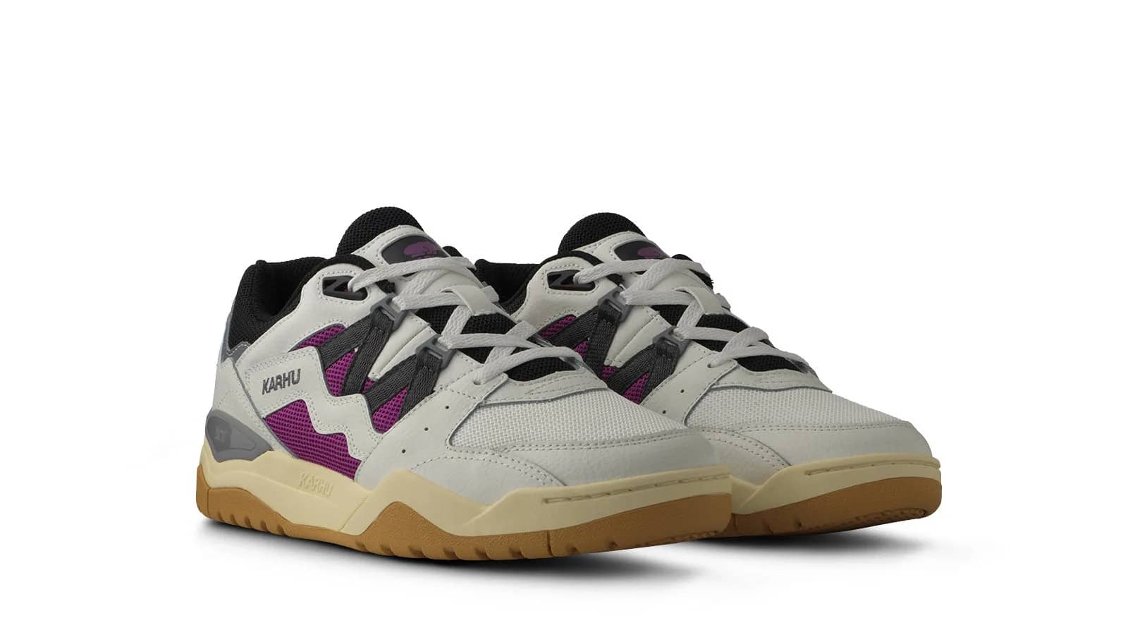 Karhu beyaz Fusion XT sneaker, arkadan çapraz görünüm