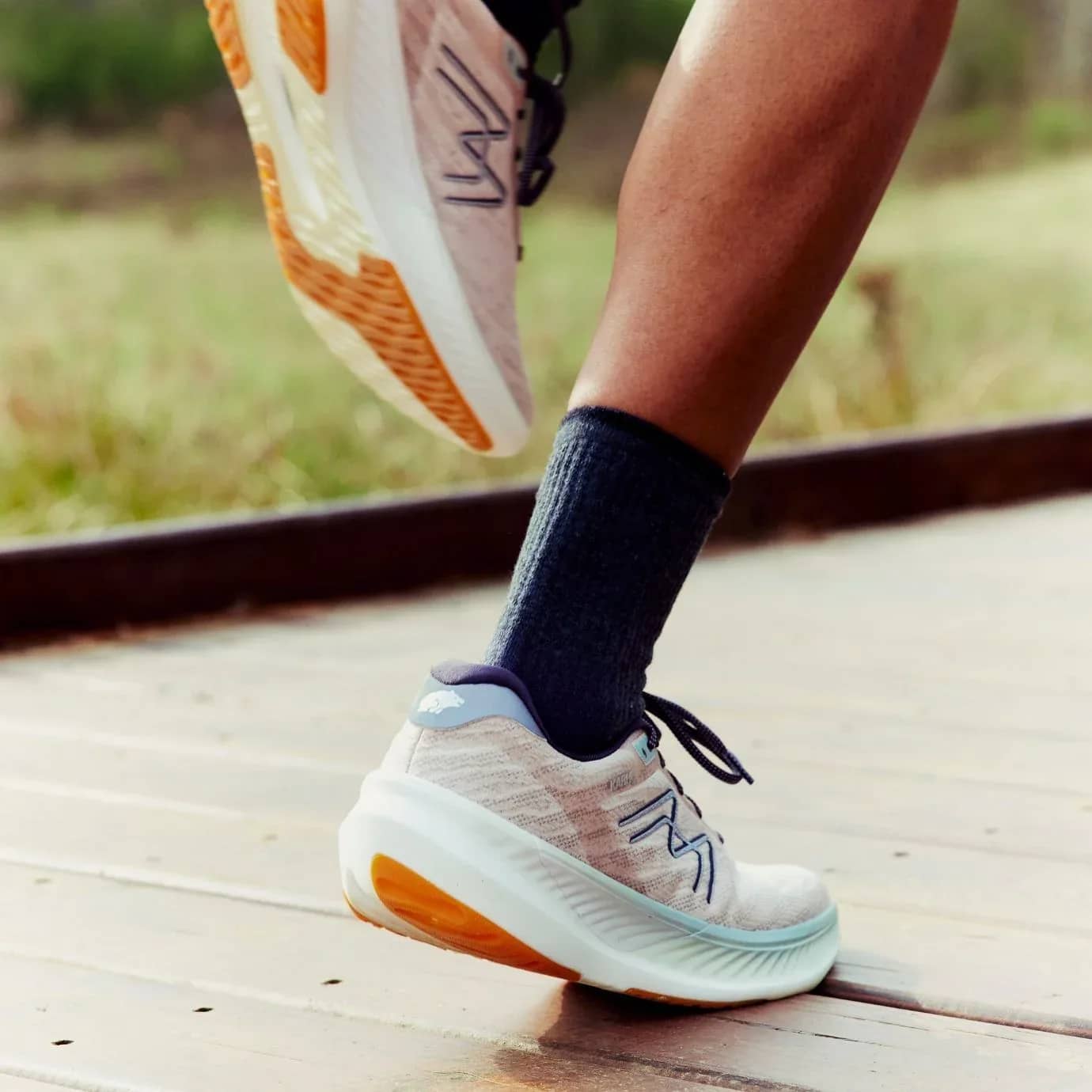 Karhu gri Women'S Fusion 4.0 runner sneaker, önden çapraz görünüm