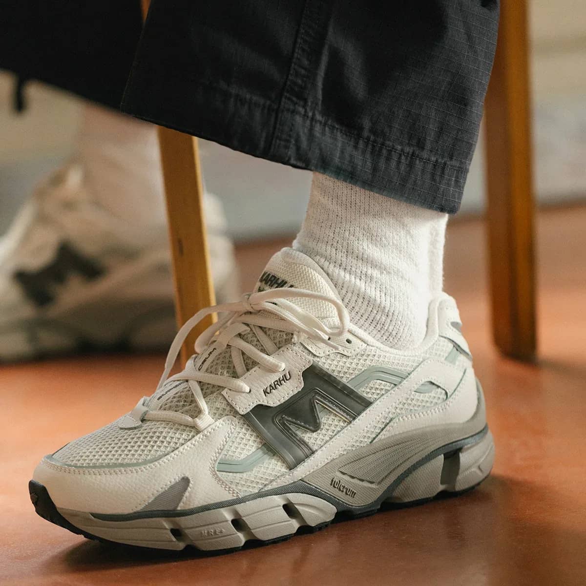 Karhu beyaz Super Fulcrum sneaker, önden çapraz görünüm