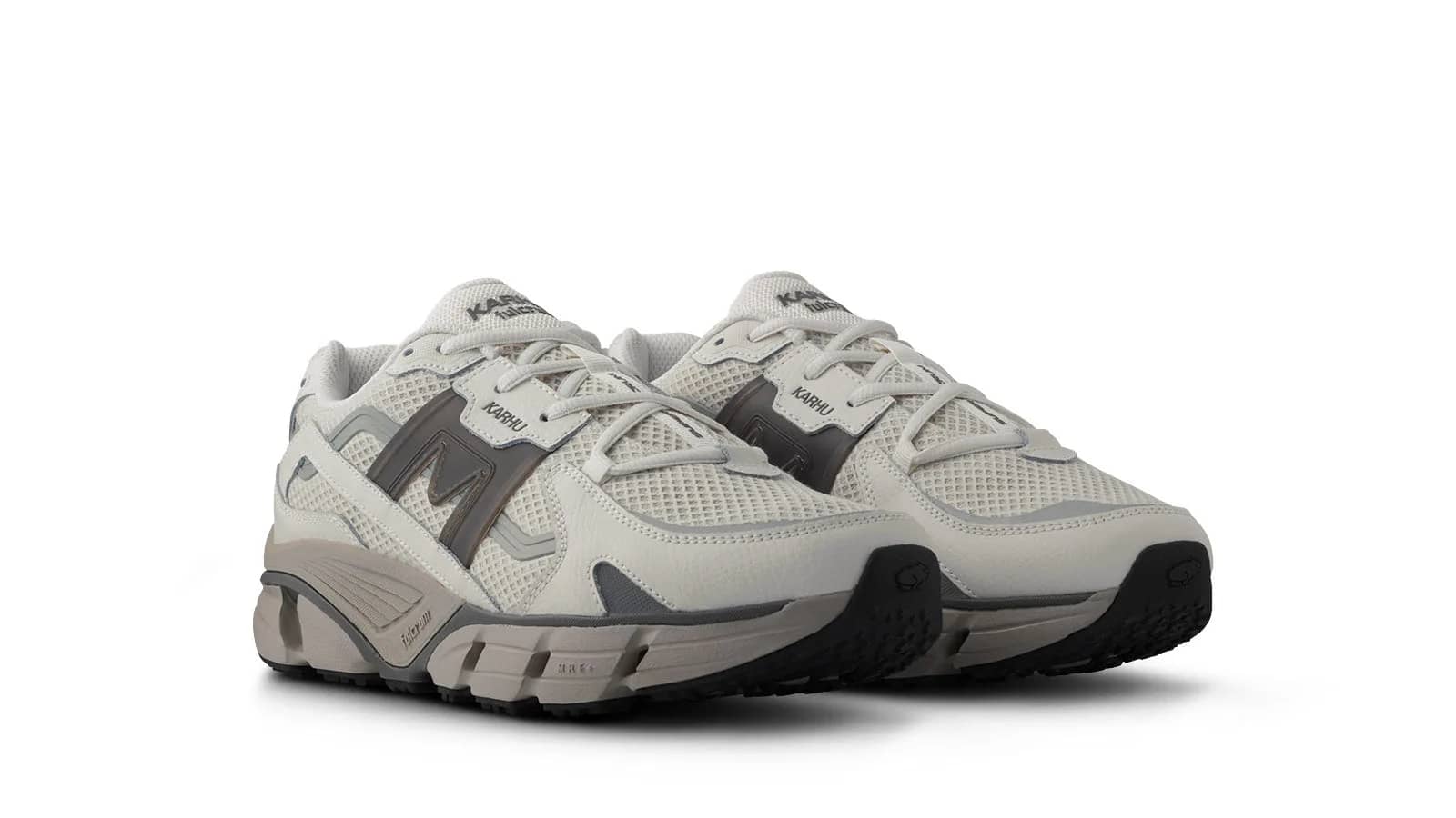 Karhu beyaz Super Fulcrum sneaker, arkadan çapraz görünüm