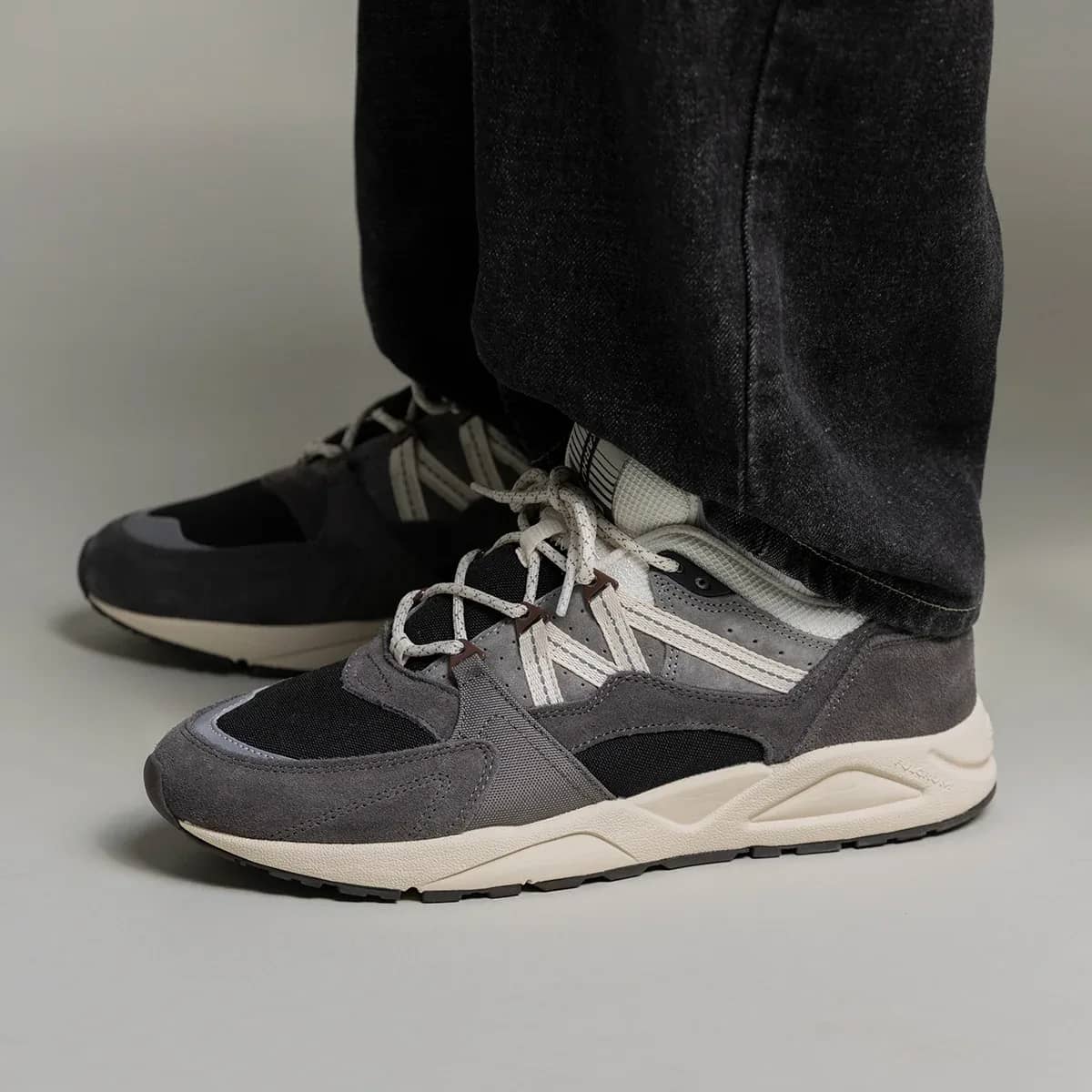 Karhu gri Fusion 2.0 sneaker, önden çapraz görünüm