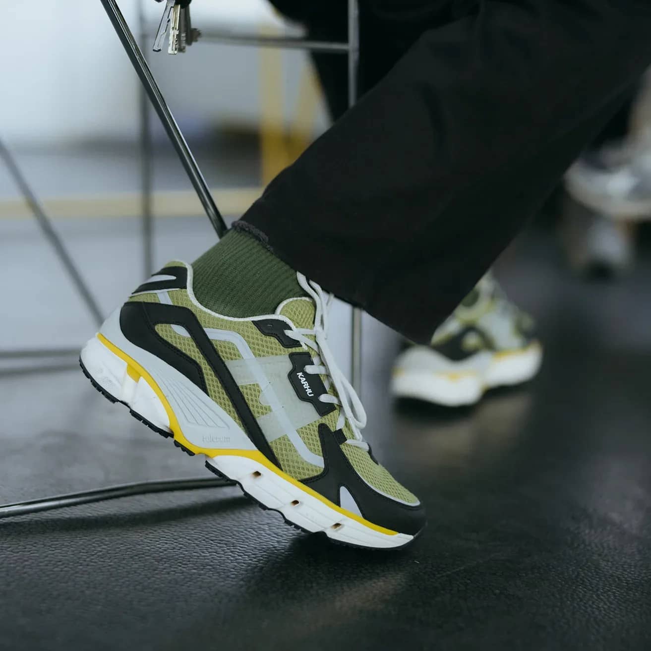 Karhu siyah Super Fulcrum sneaker, önden çapraz görünüm