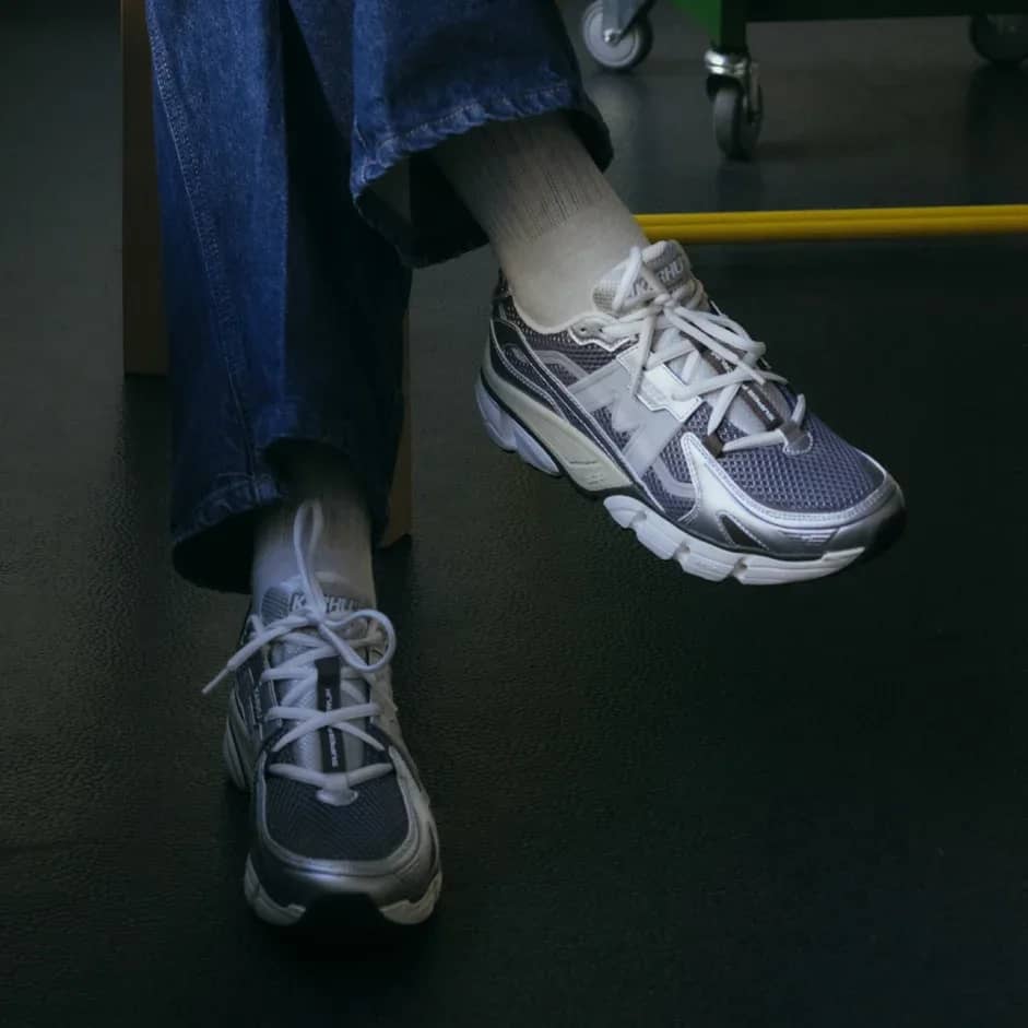 Karhu gümüş Super Fulcrum sneaker, önden çapraz görünüm