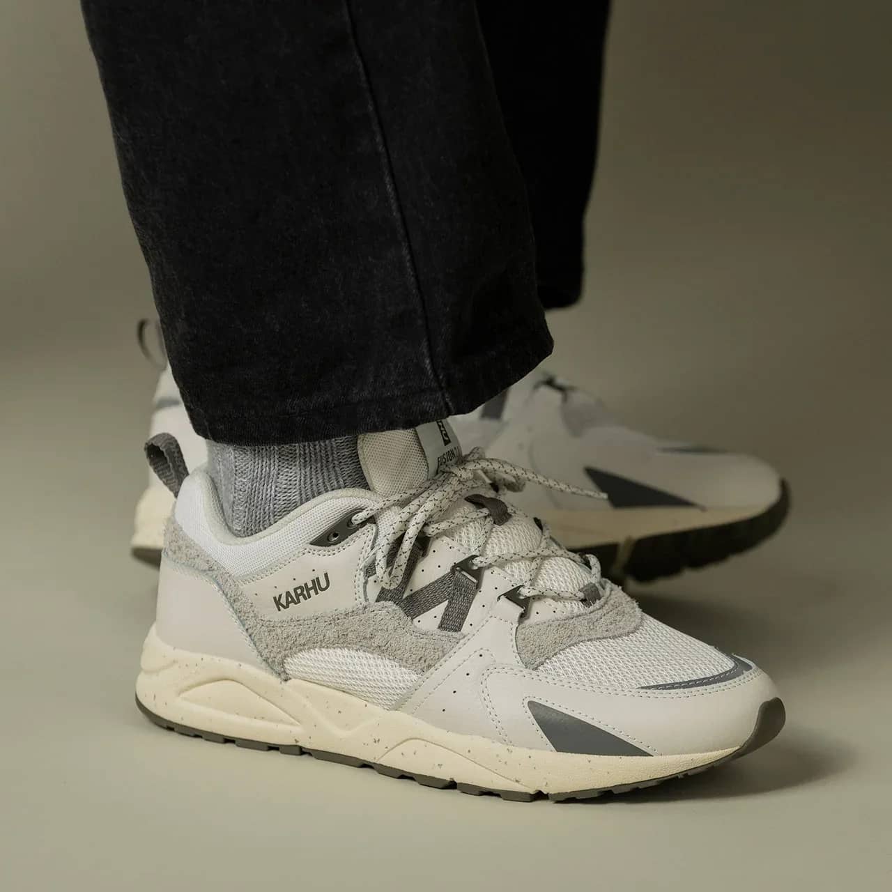 Karhu beyaz Fusion 2.0 sneaker, önden çapraz görünüm