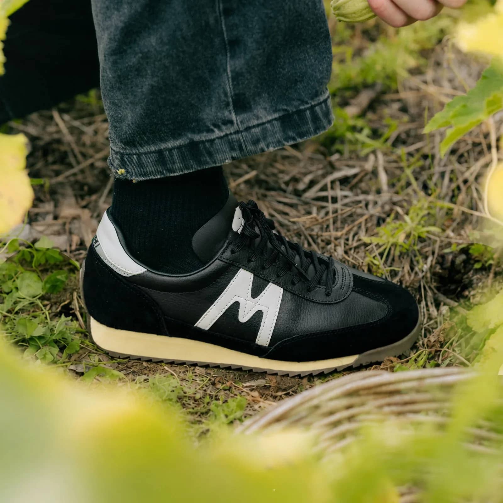 Karhu siyah Mestari 76 sneaker, önden çapraz görünüm
