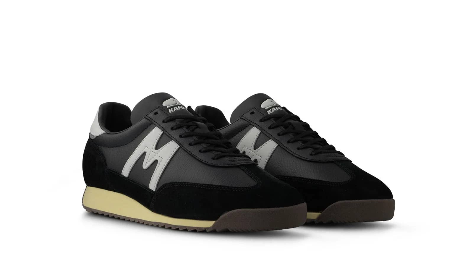Karhu siyah Mestari 76 sneaker, arkadan çapraz görünüm