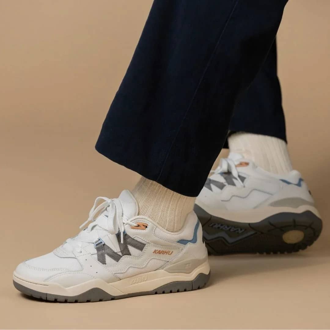 Karhu beyaz Fusion XT sneaker, önden çapraz görünüm