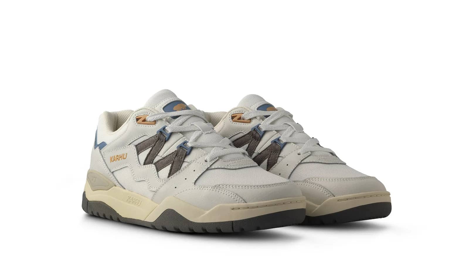 Karhu beyaz Fusion XT sneaker, arkadan çapraz görünüm
