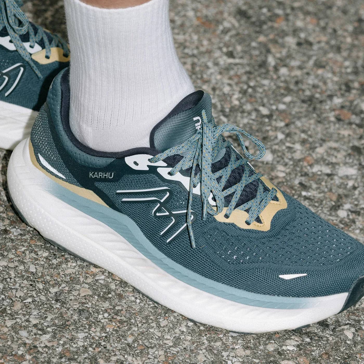 Karhu mavi Men'S Mestari Run 2.0 runner sneaker, önden çapraz görünüm