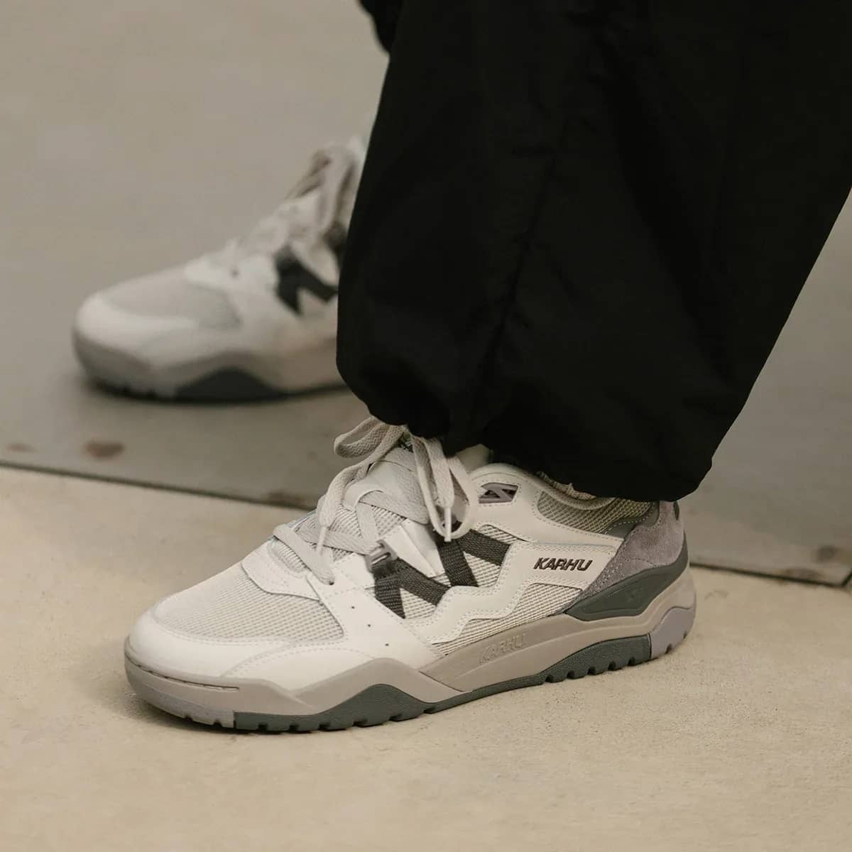 Karhu beyaz Fusion XT sneaker, önden çapraz görünüm