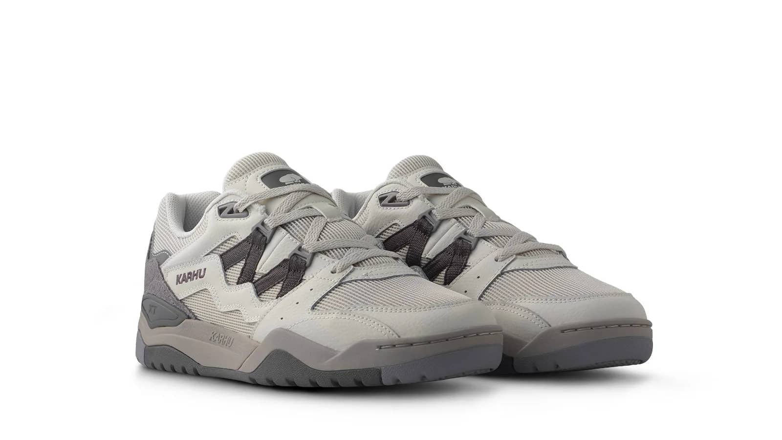 Karhu beyaz Fusion XT sneaker, arkadan çapraz görünüm