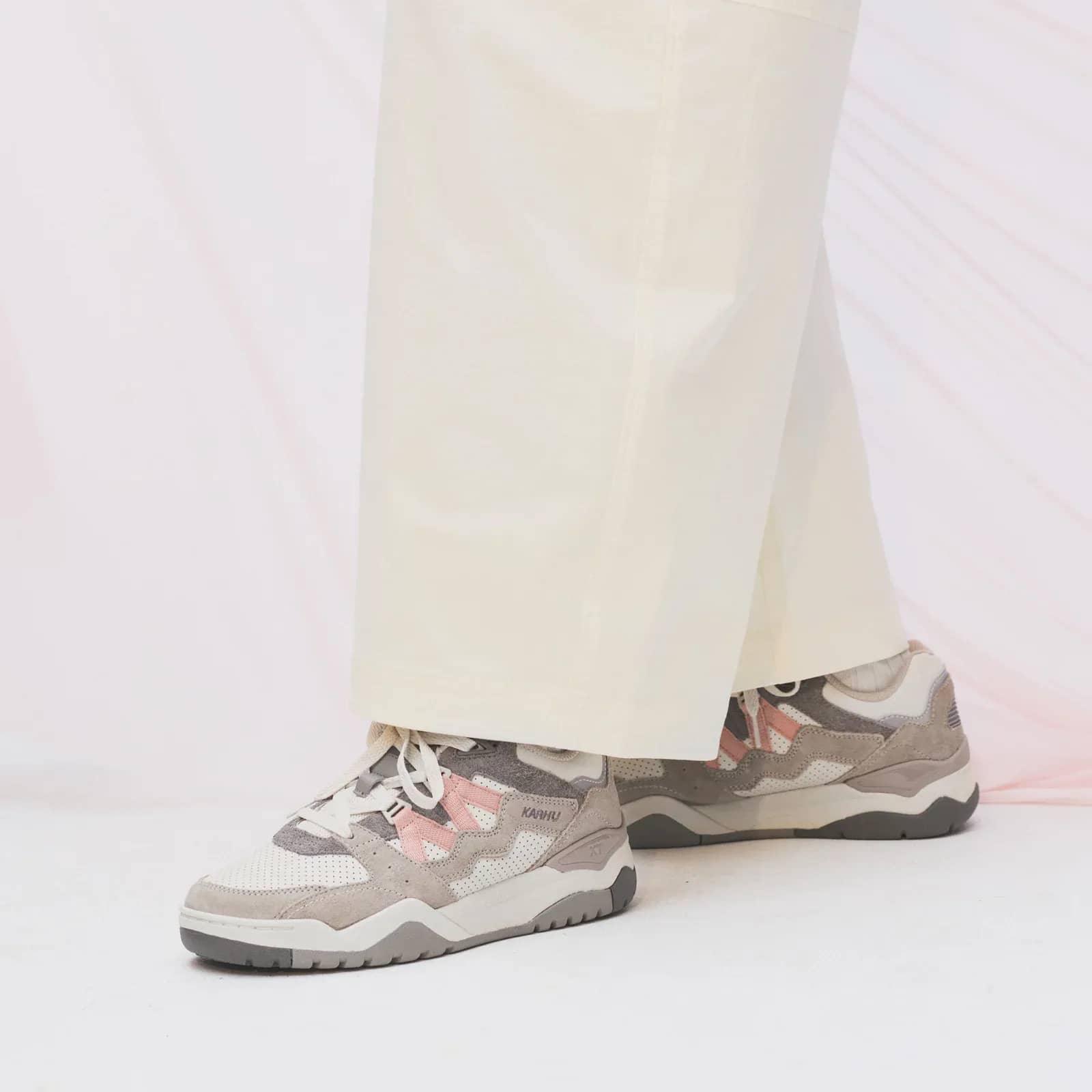 Karhu gümüş Fusion XT sneaker, önden çapraz görünüm