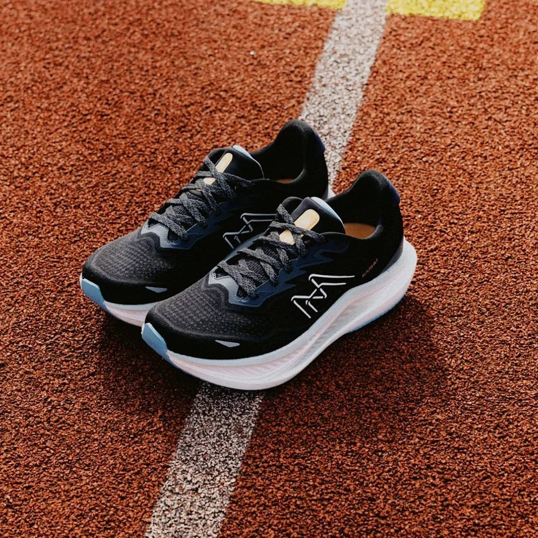 Karhu siyah Men'S Fusion 5.0 Hivo runner sneaker, önden çapraz görünüm