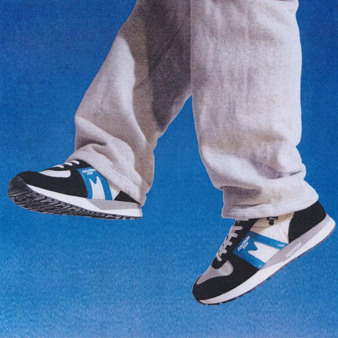 Karhu siyah Fulcrum Star sneaker, önden çapraz görünüm