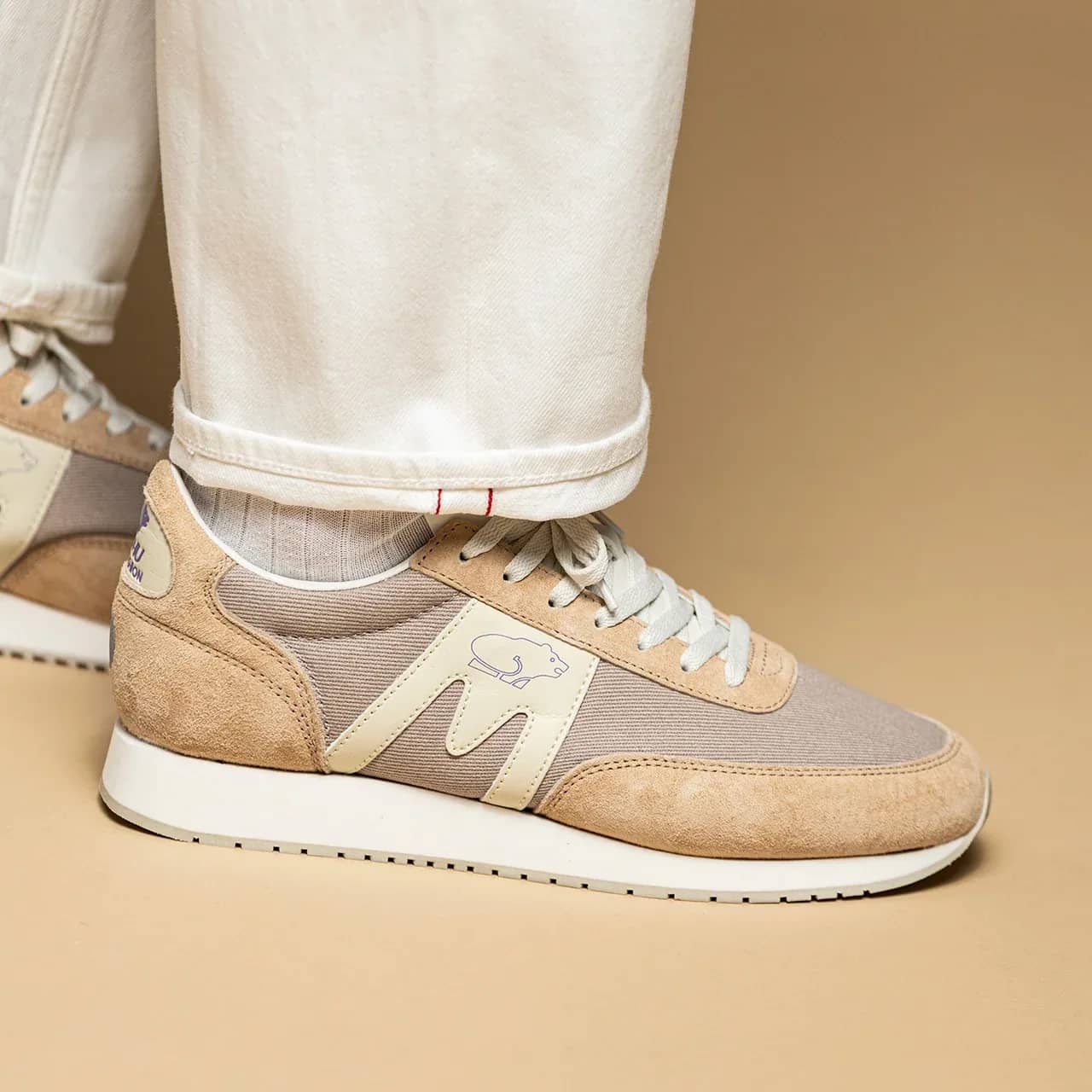 Karhu taba Albatross 82 sneaker, önden çapraz görünüm