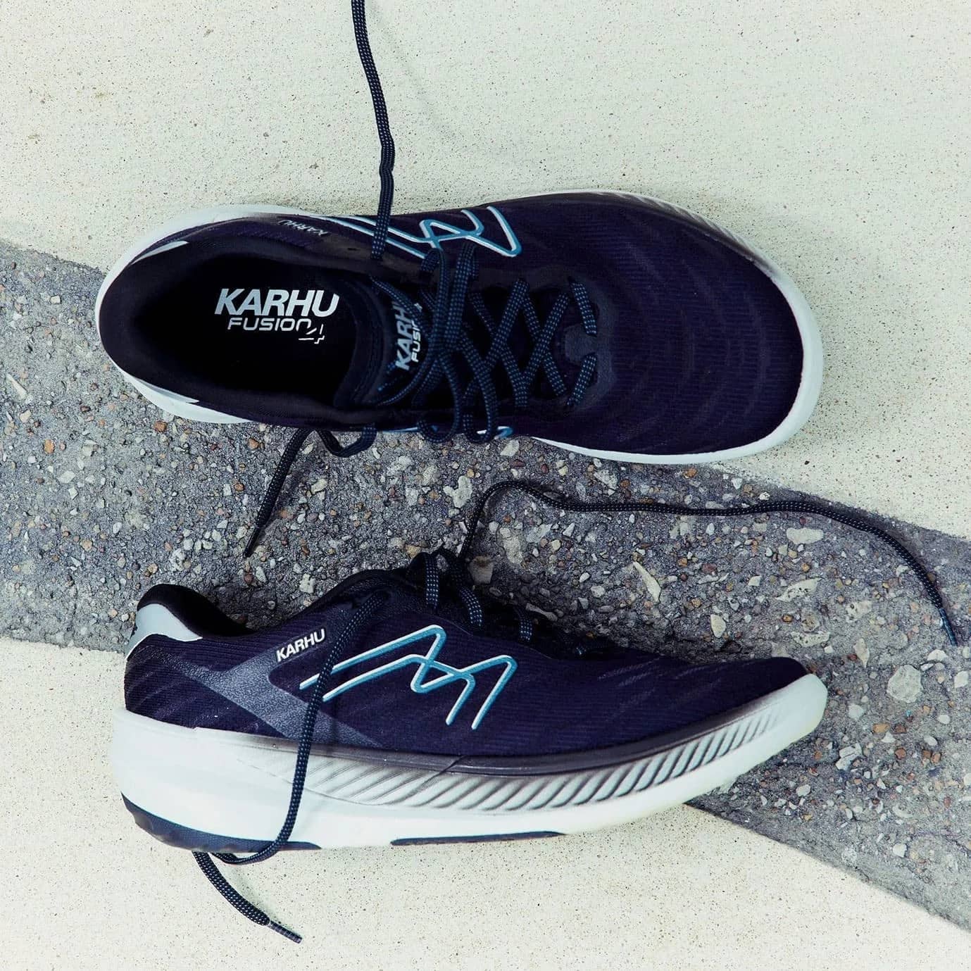 Karhu siyah Women'S Fusion 4.0 runner sneaker, önden çapraz görünüm
