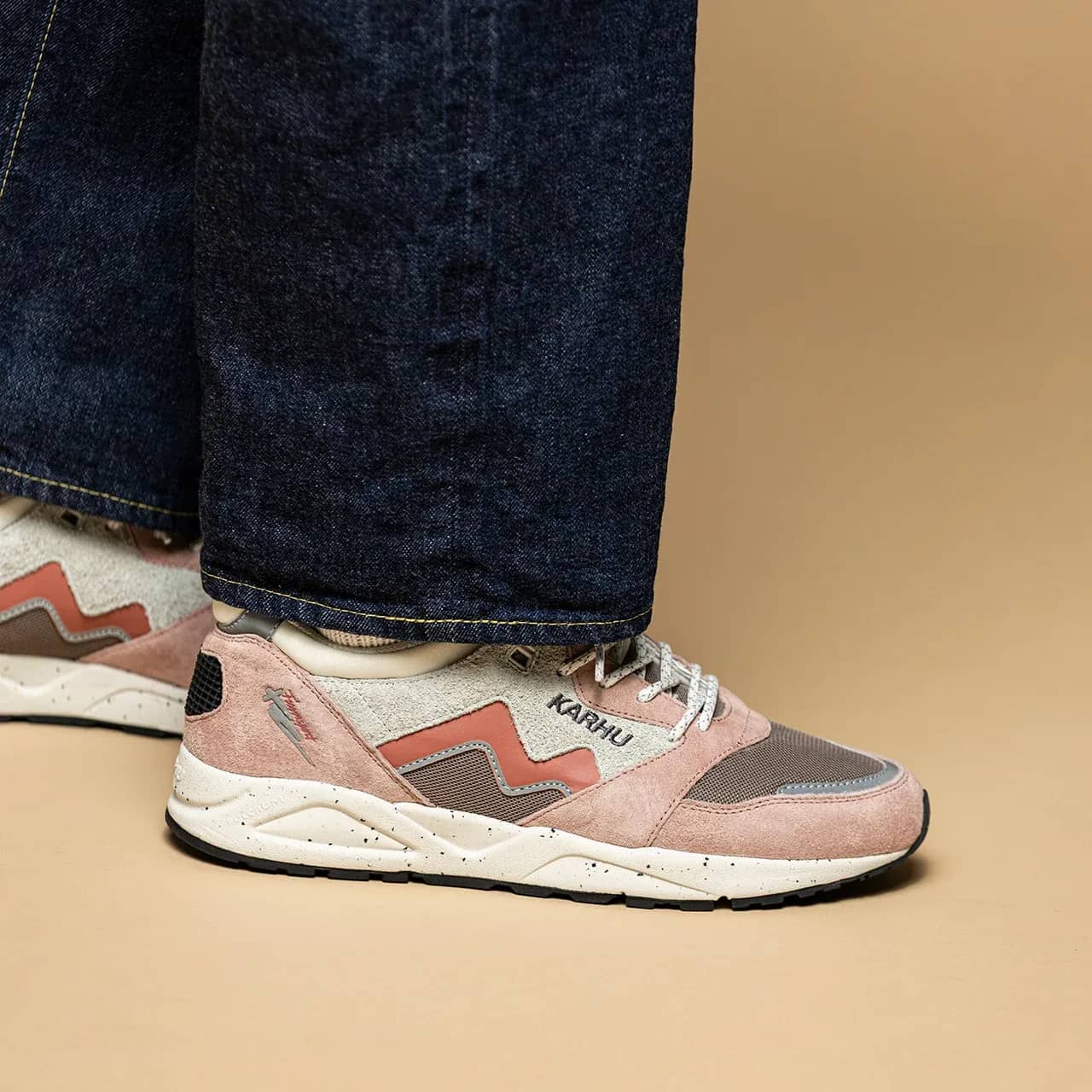 Karhu pembe Aria 95 sneaker, önden çapraz görünüm