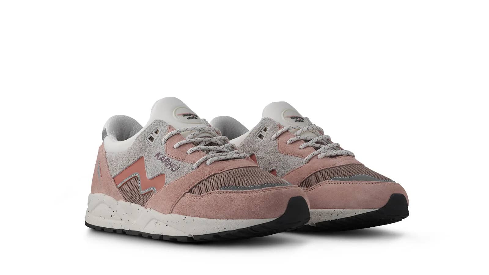 Karhu pembe Aria 95 sneaker, arkadan çapraz görünüm